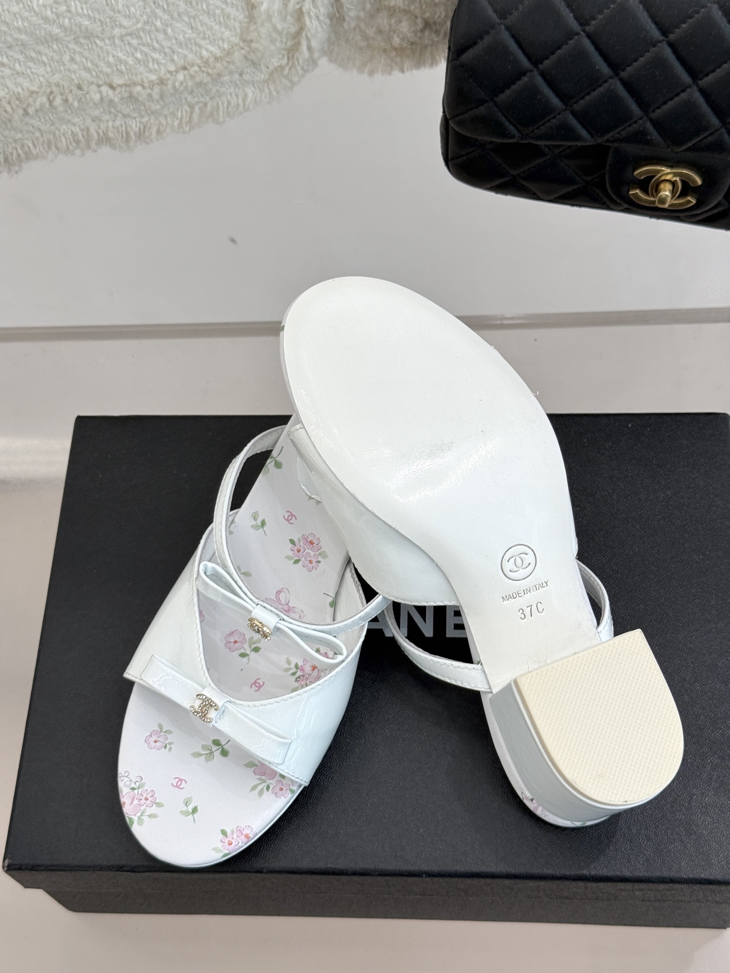 
CHANE*｜小香25。春夏新品
双C蝴蝶结粗跟凉鞋
夏天一定要入的凉鞋系列
鞋面采用进口小牛漆皮
内