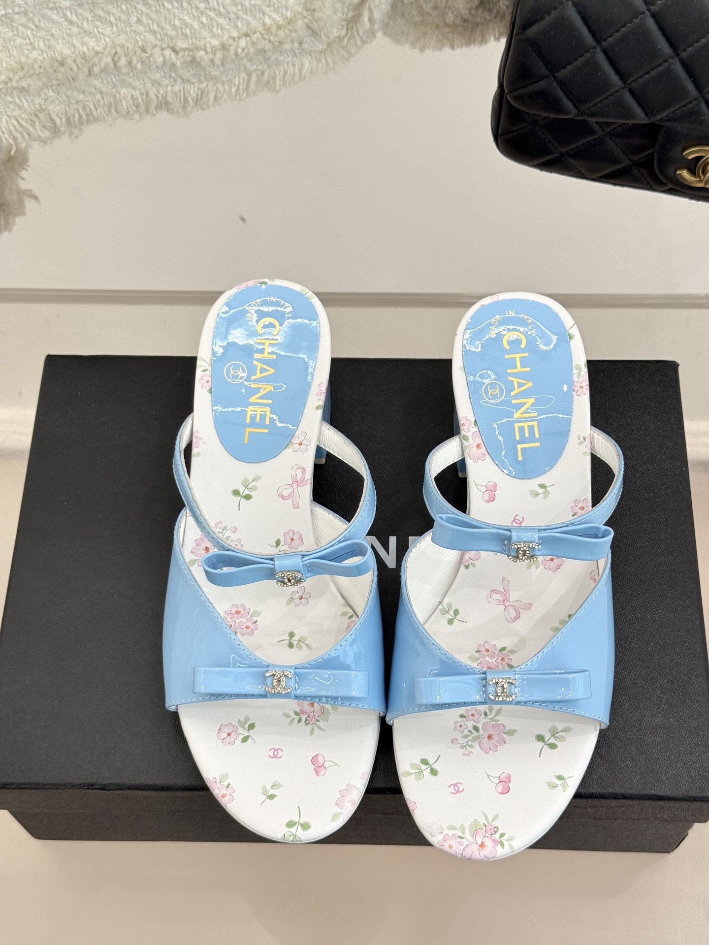 
CHANE*｜小香25。春夏新品
双C蝴蝶结粗跟凉鞋
夏天一定要入的凉鞋系列
鞋面采用进口小牛漆皮
内