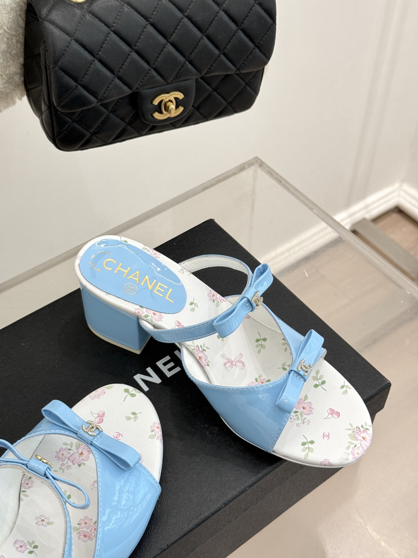 
CHANE*｜小香25。春夏新品
双C蝴蝶结粗跟凉鞋
夏天一定要入的凉鞋系列
鞋面采用进口小牛漆皮
内