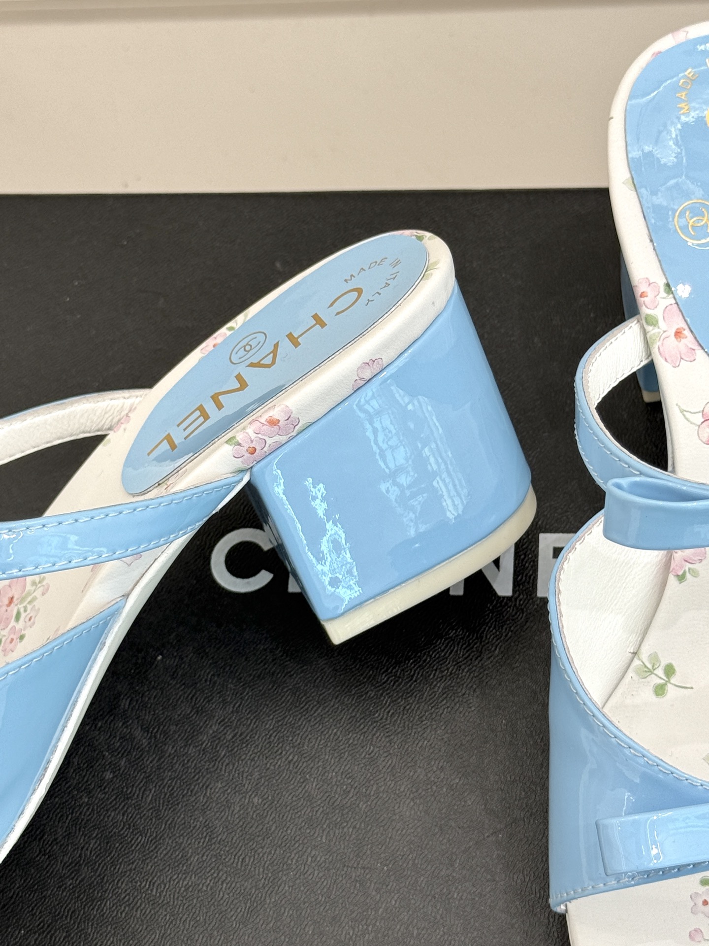 
CHANE*｜小香25。春夏新品
双C蝴蝶结粗跟凉鞋
夏天一定要入的凉鞋系列
鞋面采用进口小牛漆皮
内