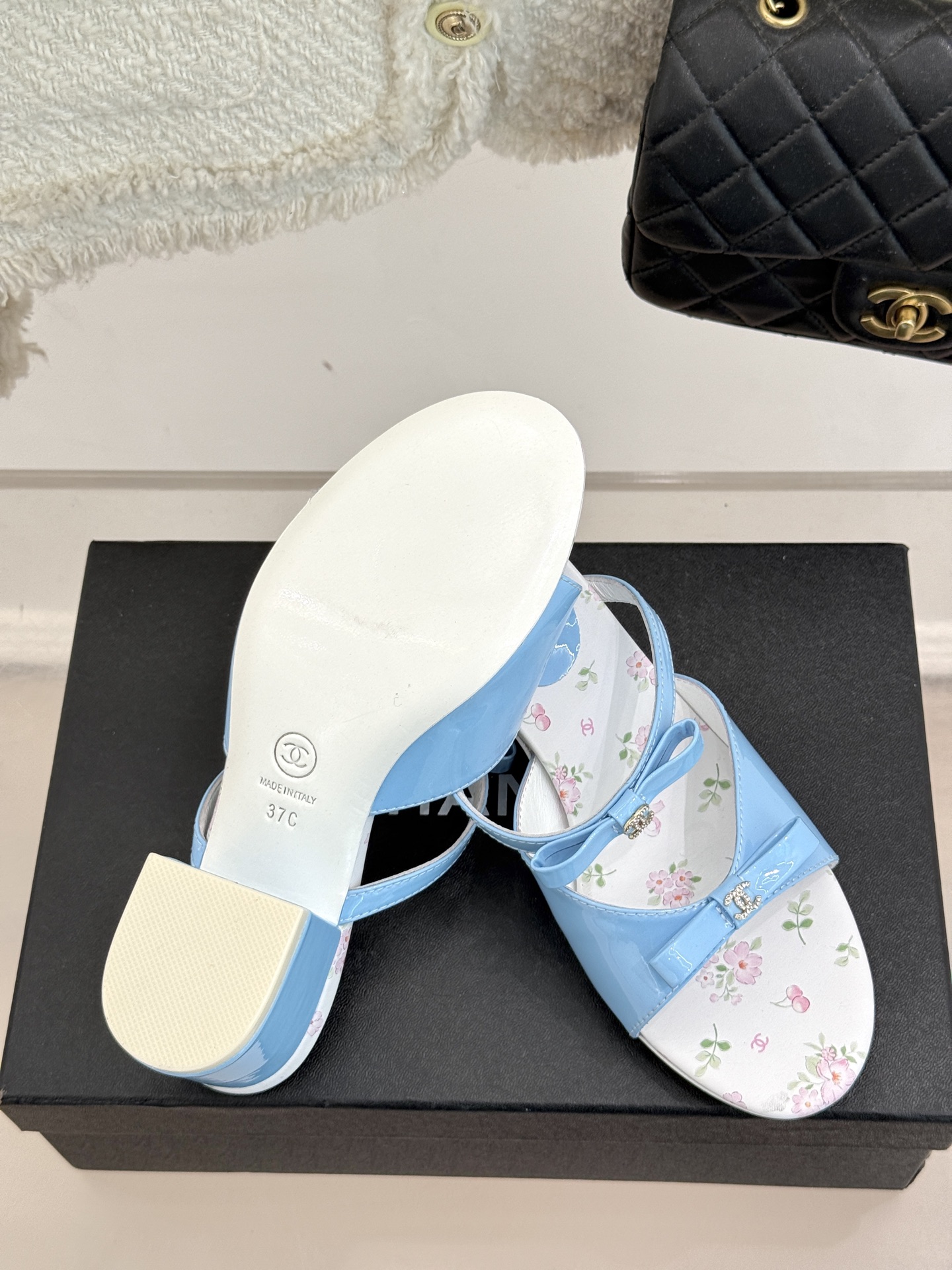 
CHANE*｜小香25。春夏新品
双C蝴蝶结粗跟凉鞋
夏天一定要入的凉鞋系列
鞋面采用进口小牛漆皮
内