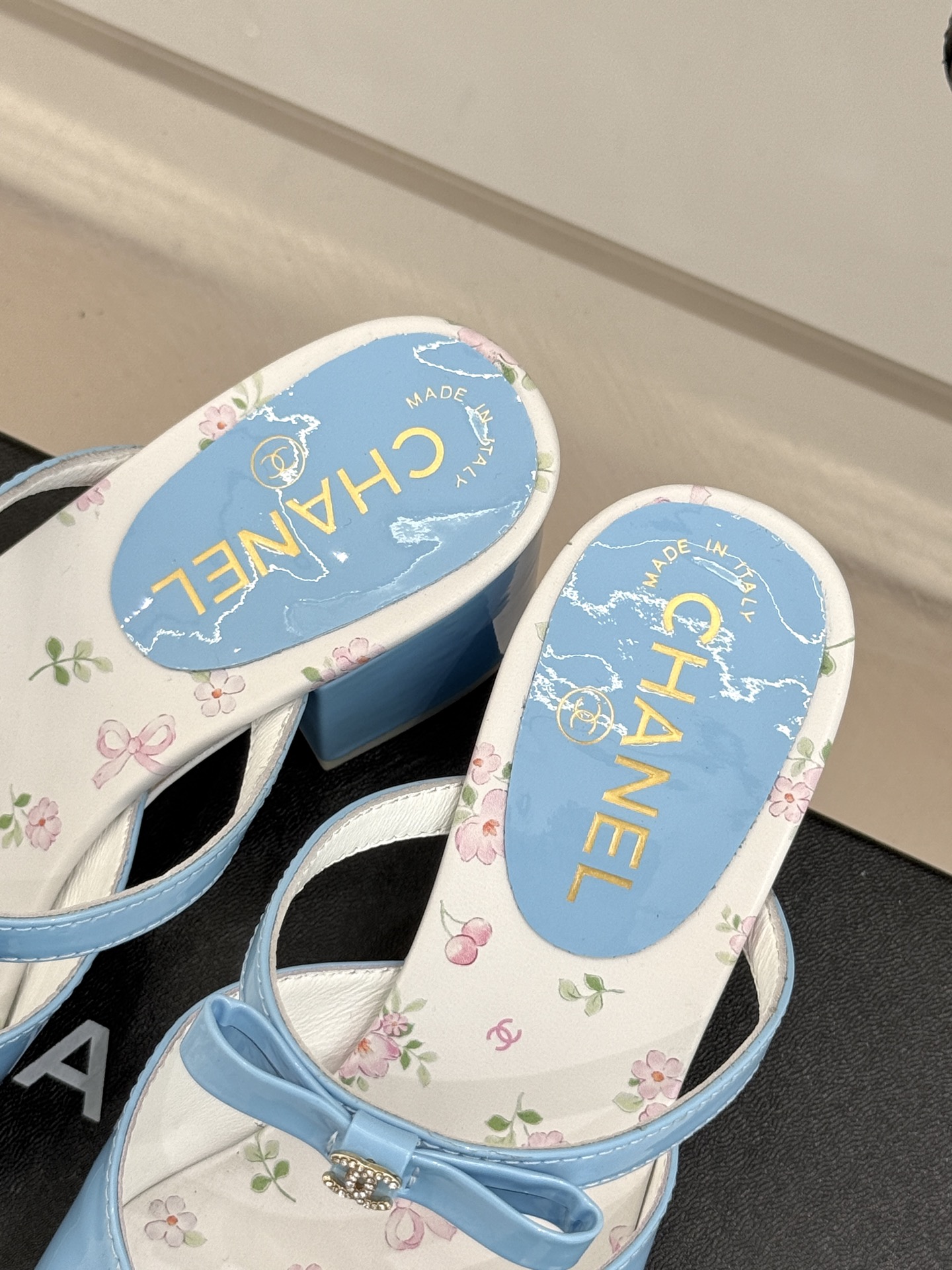 
CHANE*｜小香25。春夏新品
双C蝴蝶结粗跟凉鞋
夏天一定要入的凉鞋系列
鞋面采用进口小牛漆皮
内