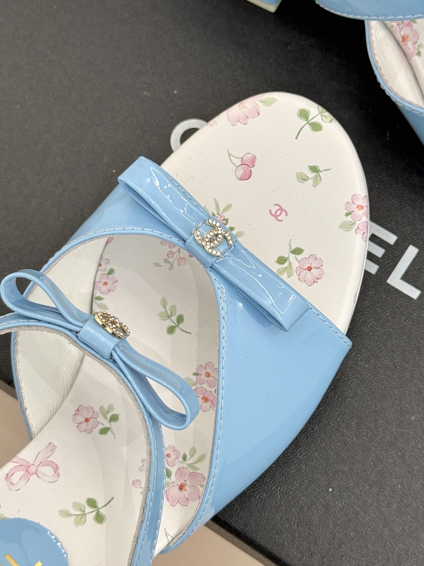 
CHANE*｜小香25。春夏新品
双C蝴蝶结粗跟凉鞋
夏天一定要入的凉鞋系列
鞋面采用进口小牛漆皮
内