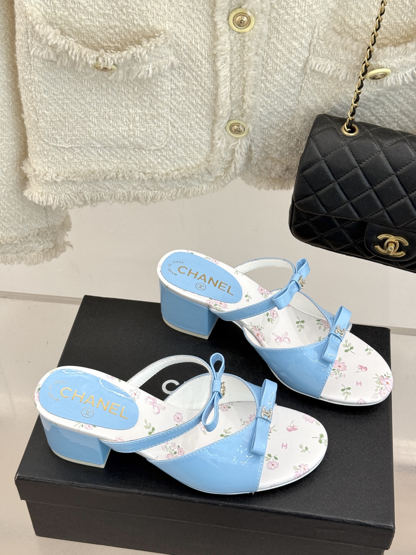 
CHANE*｜小香25。春夏新品
双C蝴蝶结粗跟凉鞋
夏天一定要入的凉鞋系列
鞋面采用进口小牛漆皮
内