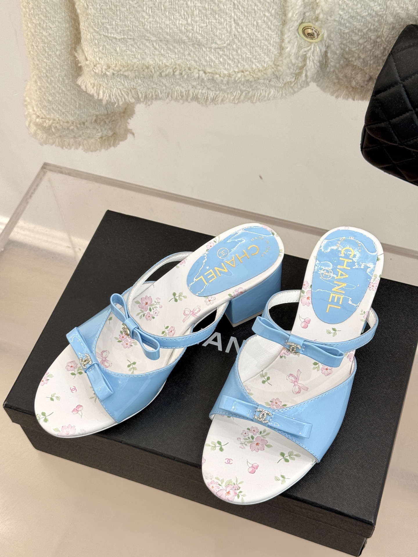 
CHANE*｜小香25。春夏新品
双C蝴蝶结粗跟凉鞋
夏天一定要入的凉鞋系列
鞋面采用进口小牛漆皮
内