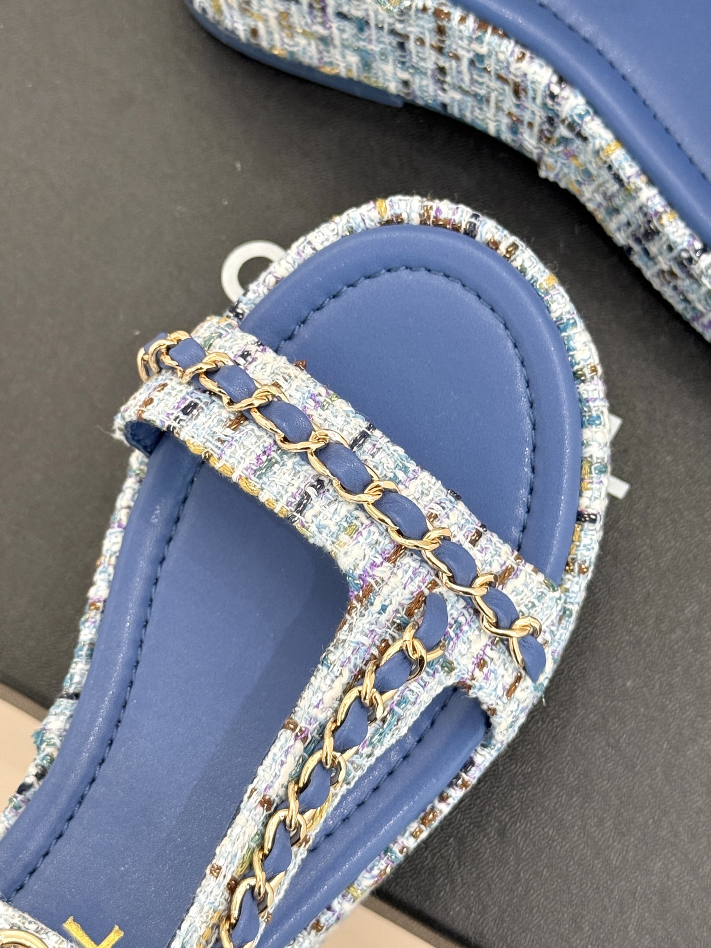 
CHANE*｜小香25c新品
菱格链条厚底松糕凉鞋
夏天一定要入的凉拖系列
可文艺可时髦 穿搭率实在太