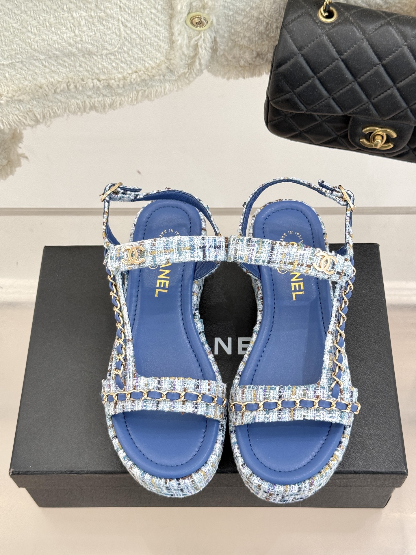 
CHANE*｜小香25c新品
菱格链条厚底松糕凉鞋
夏天一定要入的凉拖系列
可文艺可时髦 穿搭率实在太