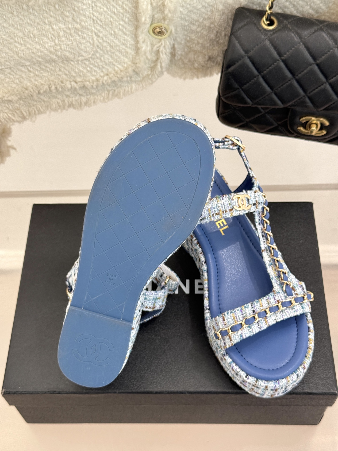 
CHANE*｜小香25c新品
菱格链条厚底松糕凉鞋
夏天一定要入的凉拖系列
可文艺可时髦 穿搭率实在太