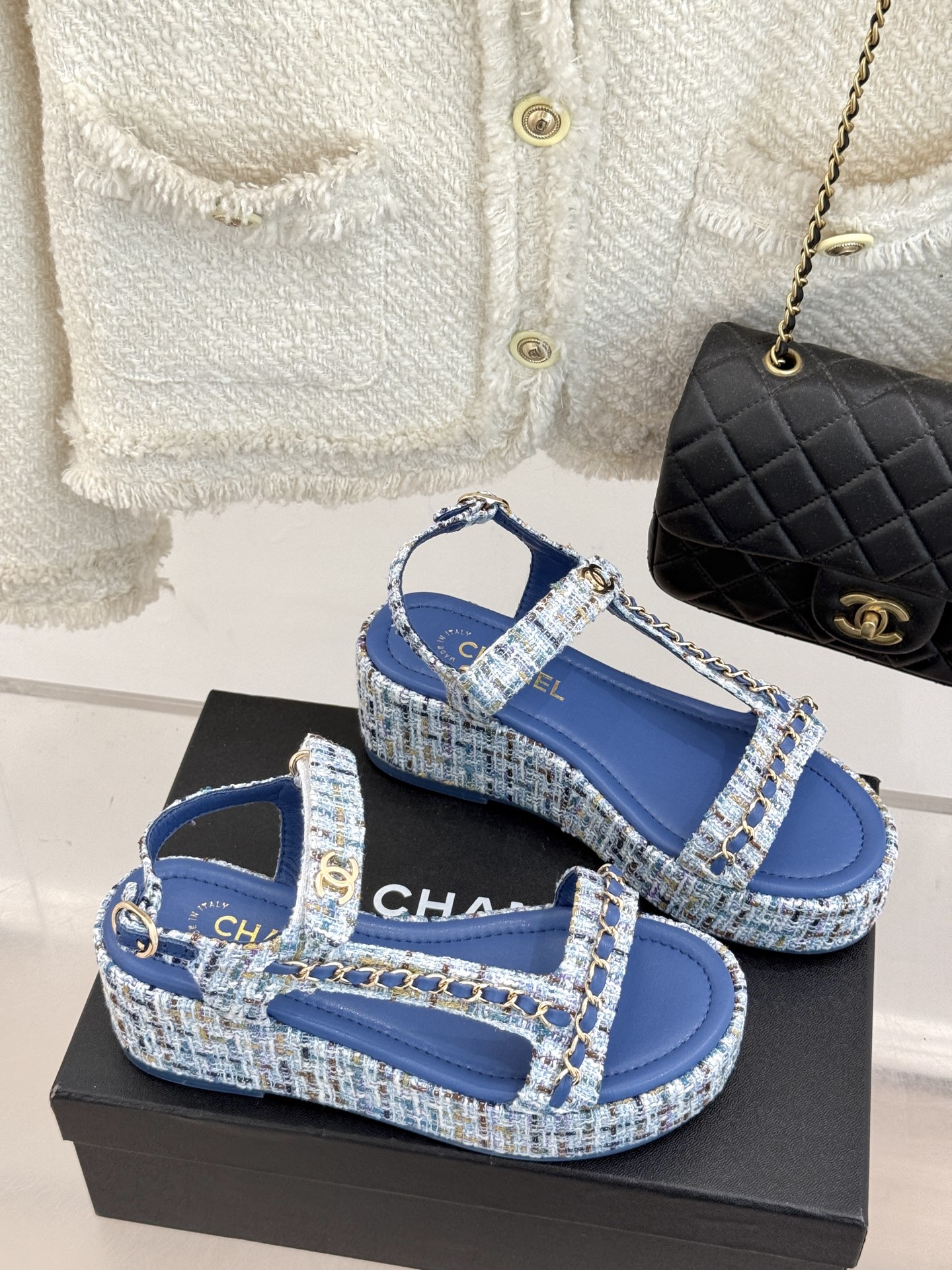 
CHANE*｜小香25c新品
菱格链条厚底松糕凉鞋
夏天一定要入的凉拖系列
可文艺可时髦 穿搭率实在太