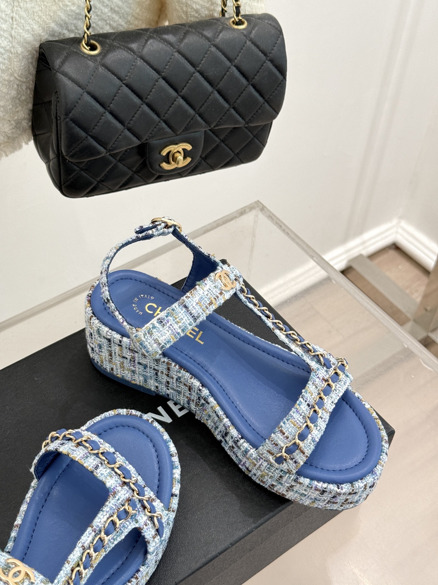
CHANE*｜小香25c新品
菱格链条厚底松糕凉鞋
夏天一定要入的凉拖系列
可文艺可时髦 穿搭率实在太