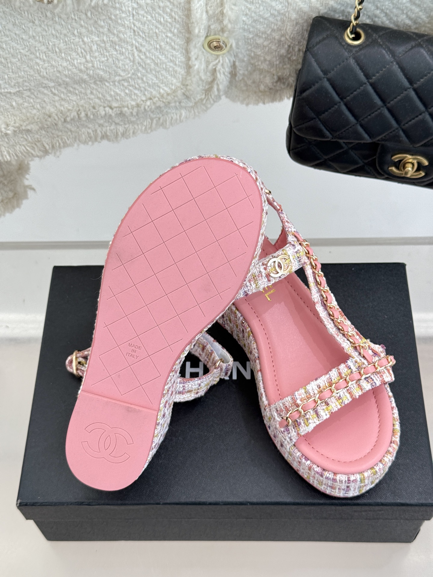 
CHANE*｜小香25c新品
菱格链条厚底松糕凉鞋
夏天一定要入的凉拖系列
可文艺可时髦 穿搭率实在太
