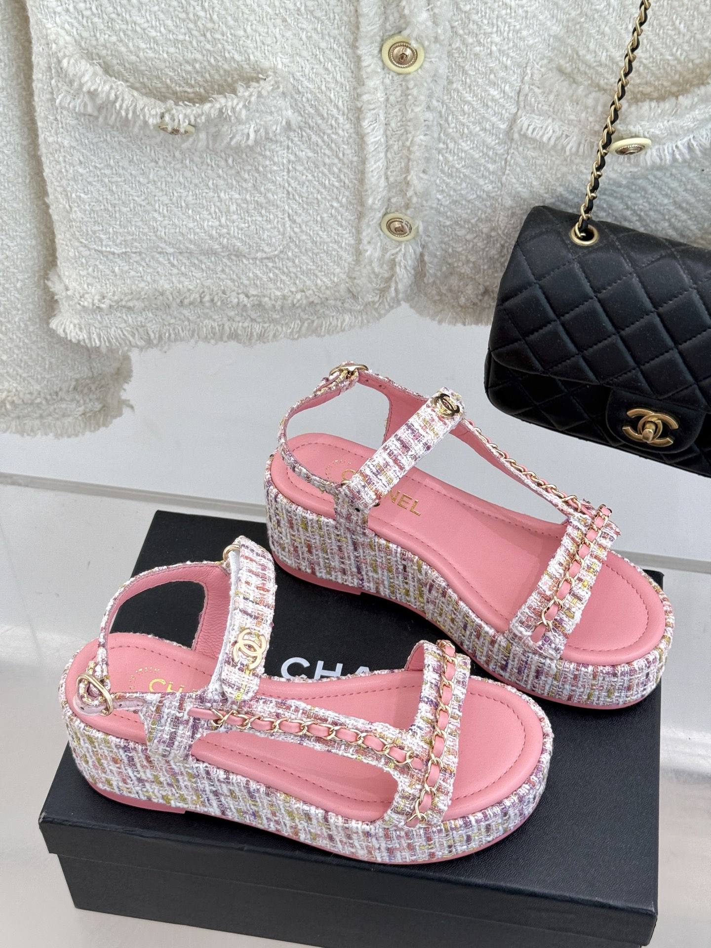 
CHANE*｜小香25c新品
菱格链条厚底松糕凉鞋
夏天一定要入的凉拖系列
可文艺可时髦 穿搭率实在太