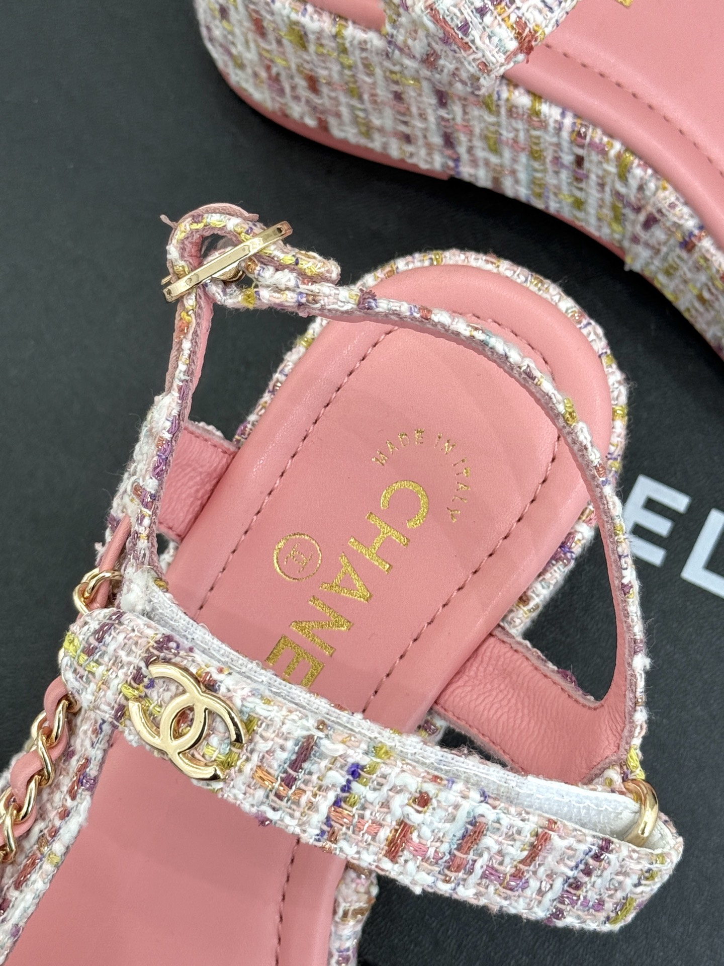 
CHANE*｜小香25c新品
菱格链条厚底松糕凉鞋
夏天一定要入的凉拖系列
可文艺可时髦 穿搭率实在太