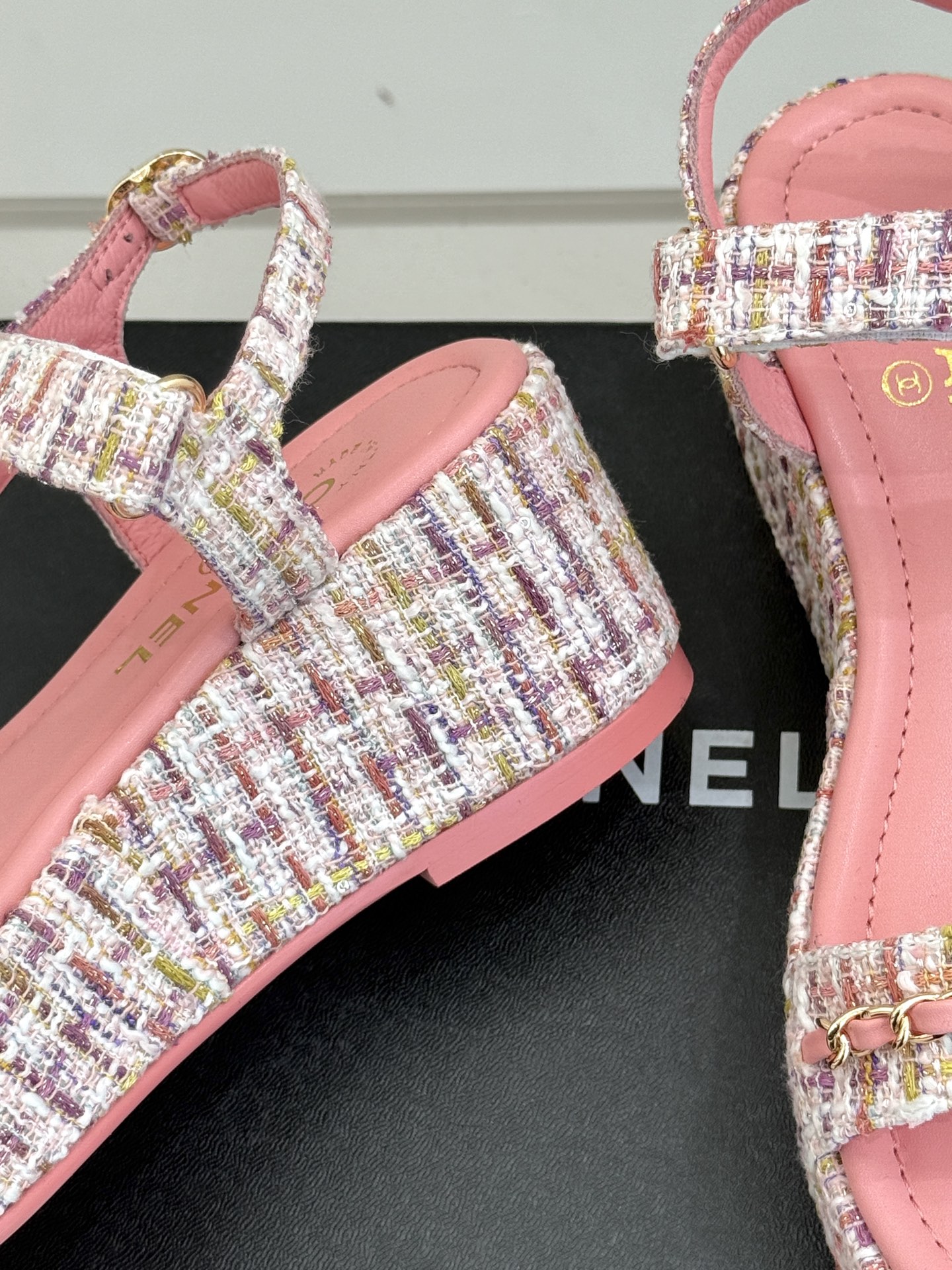 
CHANE*｜小香25c新品
菱格链条厚底松糕凉鞋
夏天一定要入的凉拖系列
可文艺可时髦 穿搭率实在太