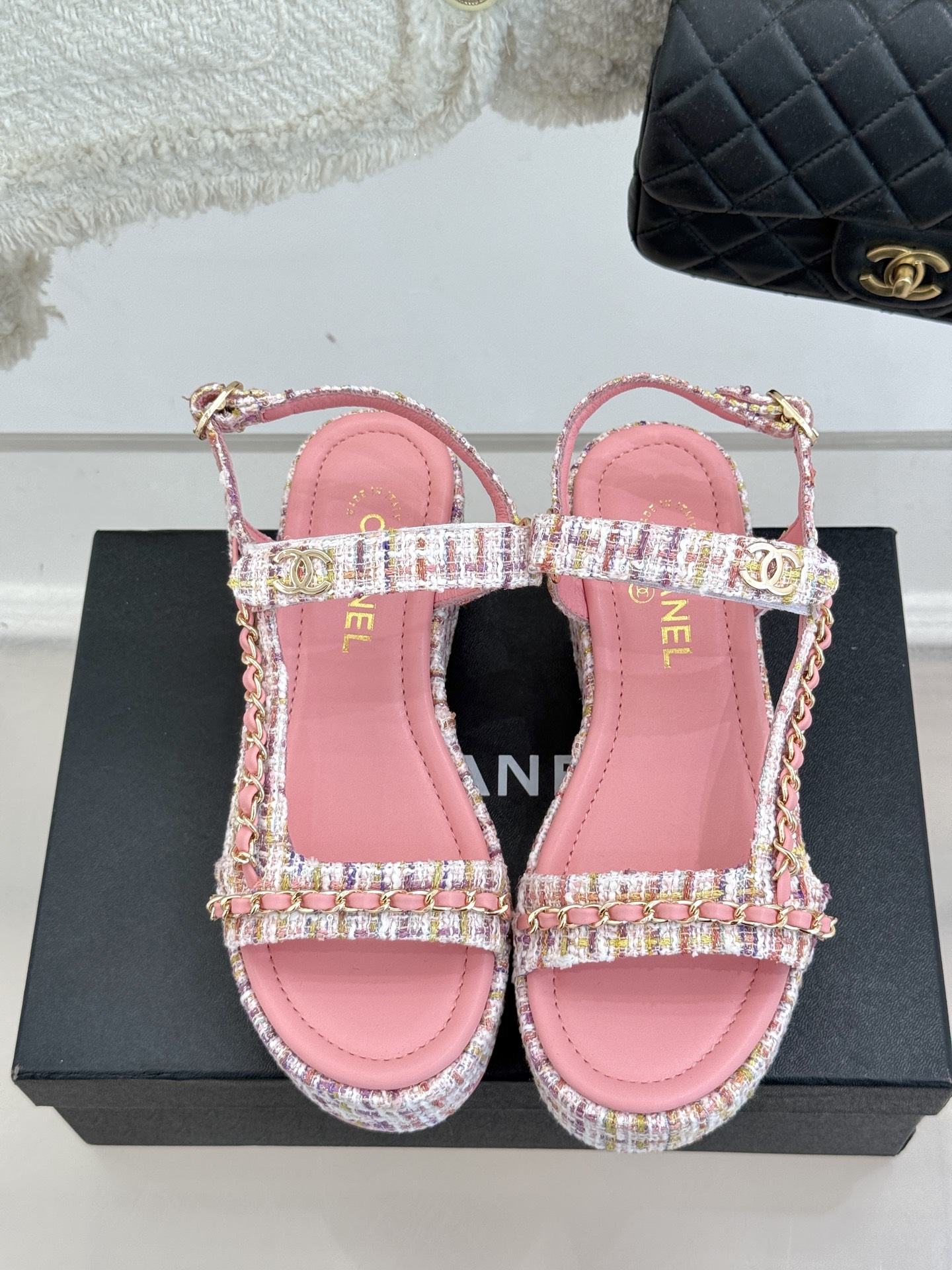 
CHANE*｜小香25c新品
菱格链条厚底松糕凉鞋
夏天一定要入的凉拖系列
可文艺可时髦 穿搭率实在太