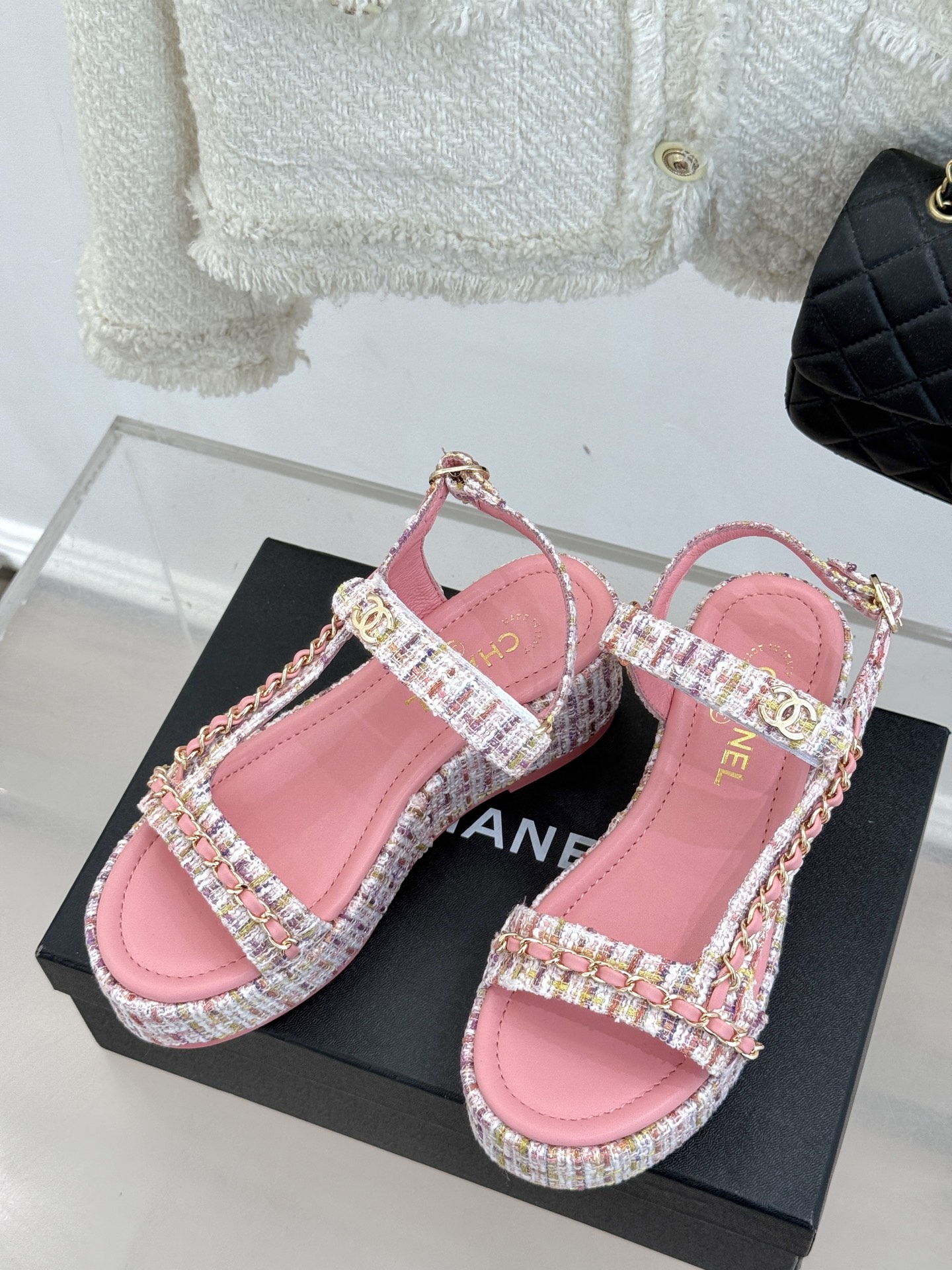 
CHANE*｜小香25c新品
菱格链条厚底松糕凉鞋
夏天一定要入的凉拖系列
可文艺可时髦 穿搭率实在太