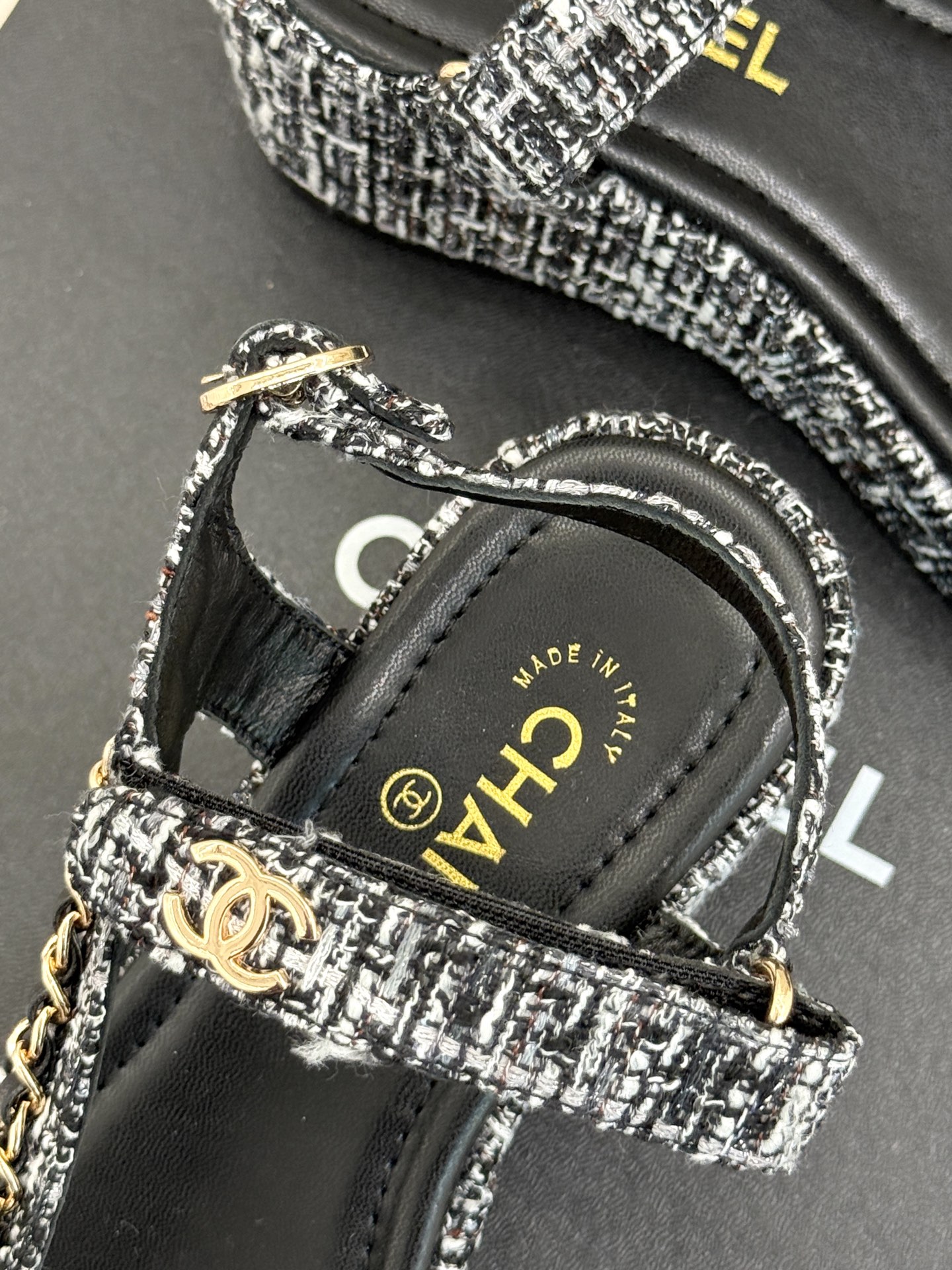 
CHANE*｜小香25c新品
菱格链条厚底松糕凉鞋
夏天一定要入的凉拖系列
可文艺可时髦 穿搭率实在太