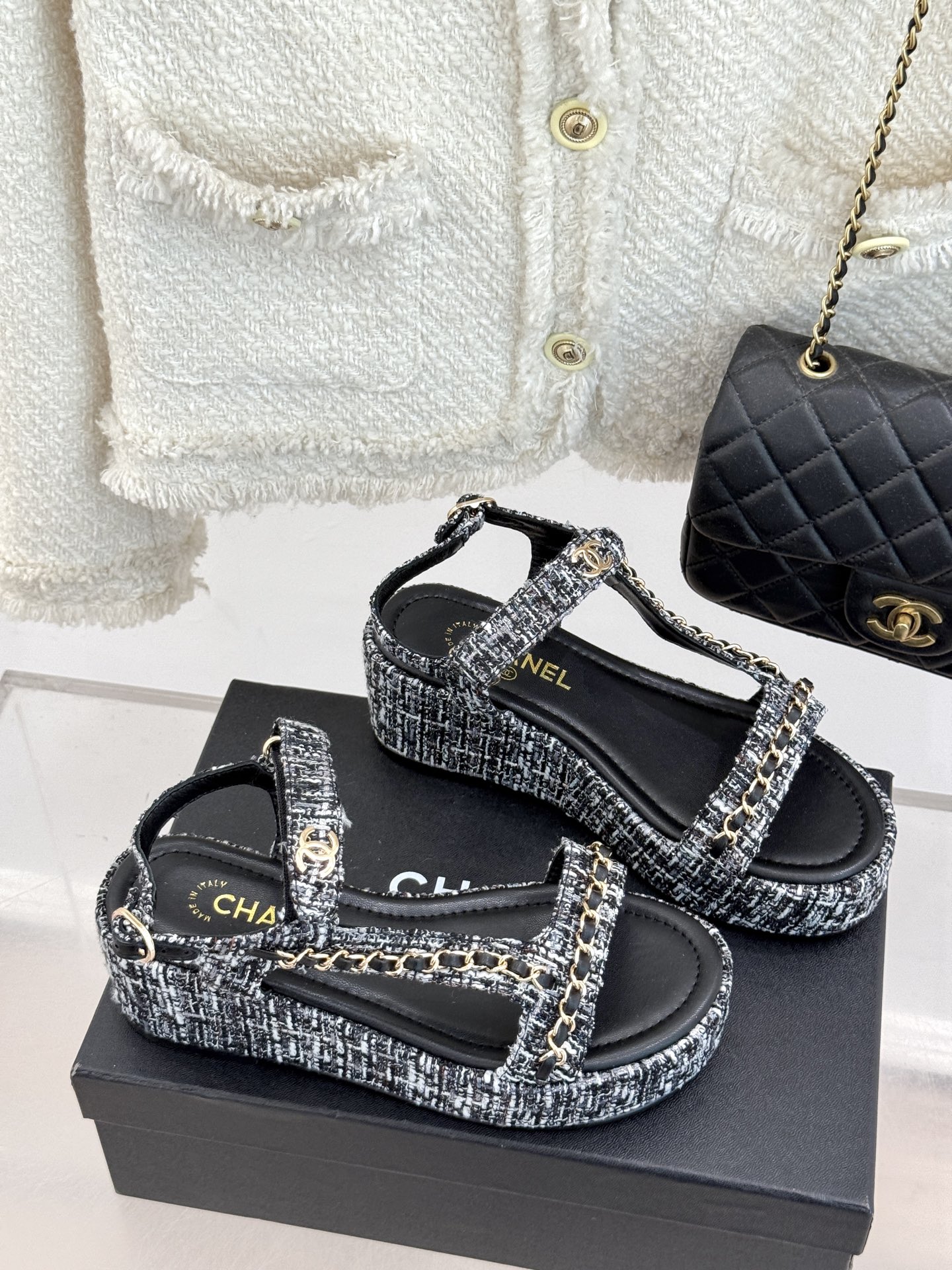 
CHANE*｜小香25c新品
菱格链条厚底松糕凉鞋
夏天一定要入的凉拖系列
可文艺可时髦 穿搭率实在太
