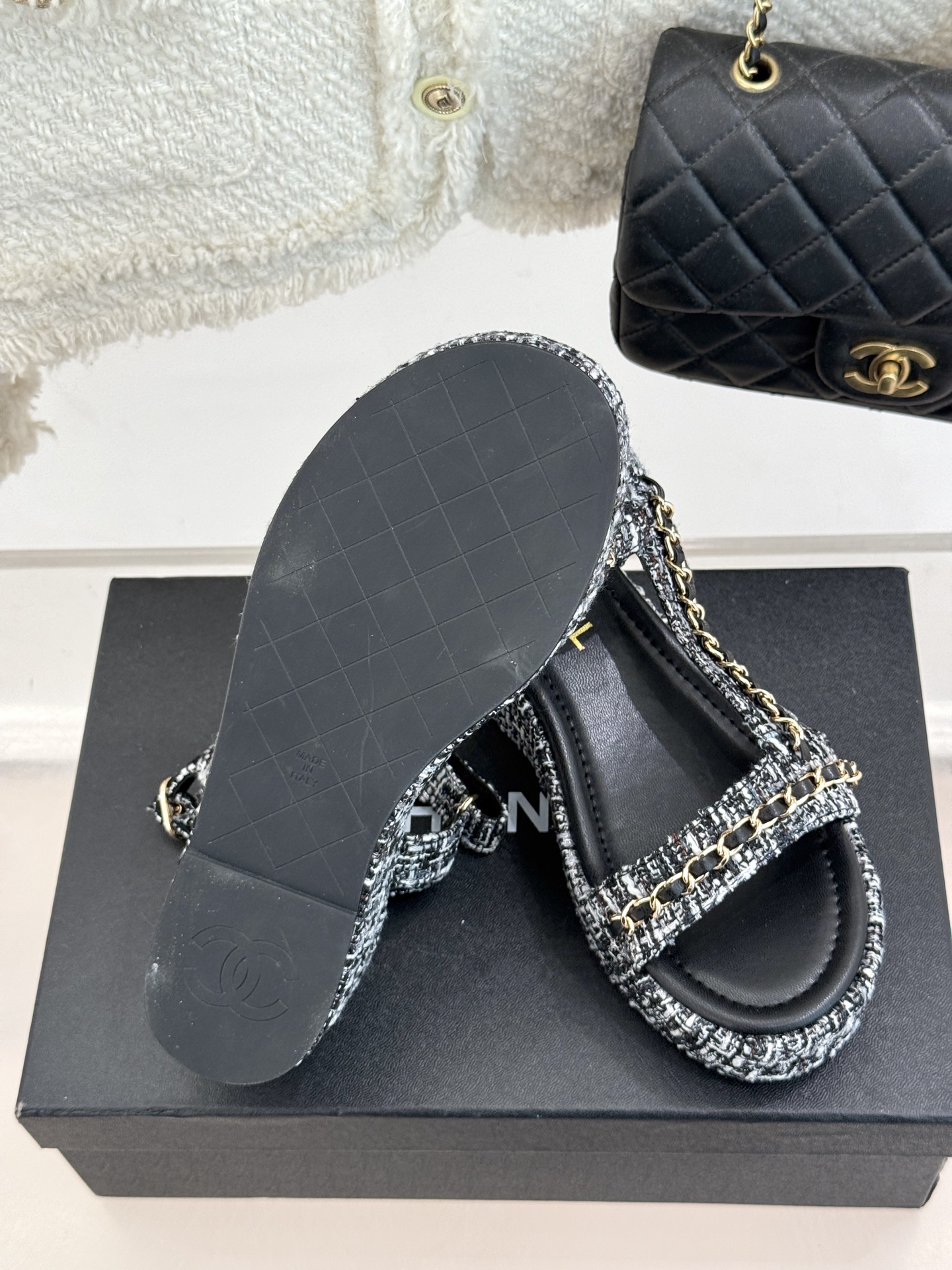 
CHANE*｜小香25c新品
菱格链条厚底松糕凉鞋
夏天一定要入的凉拖系列
可文艺可时髦 穿搭率实在太