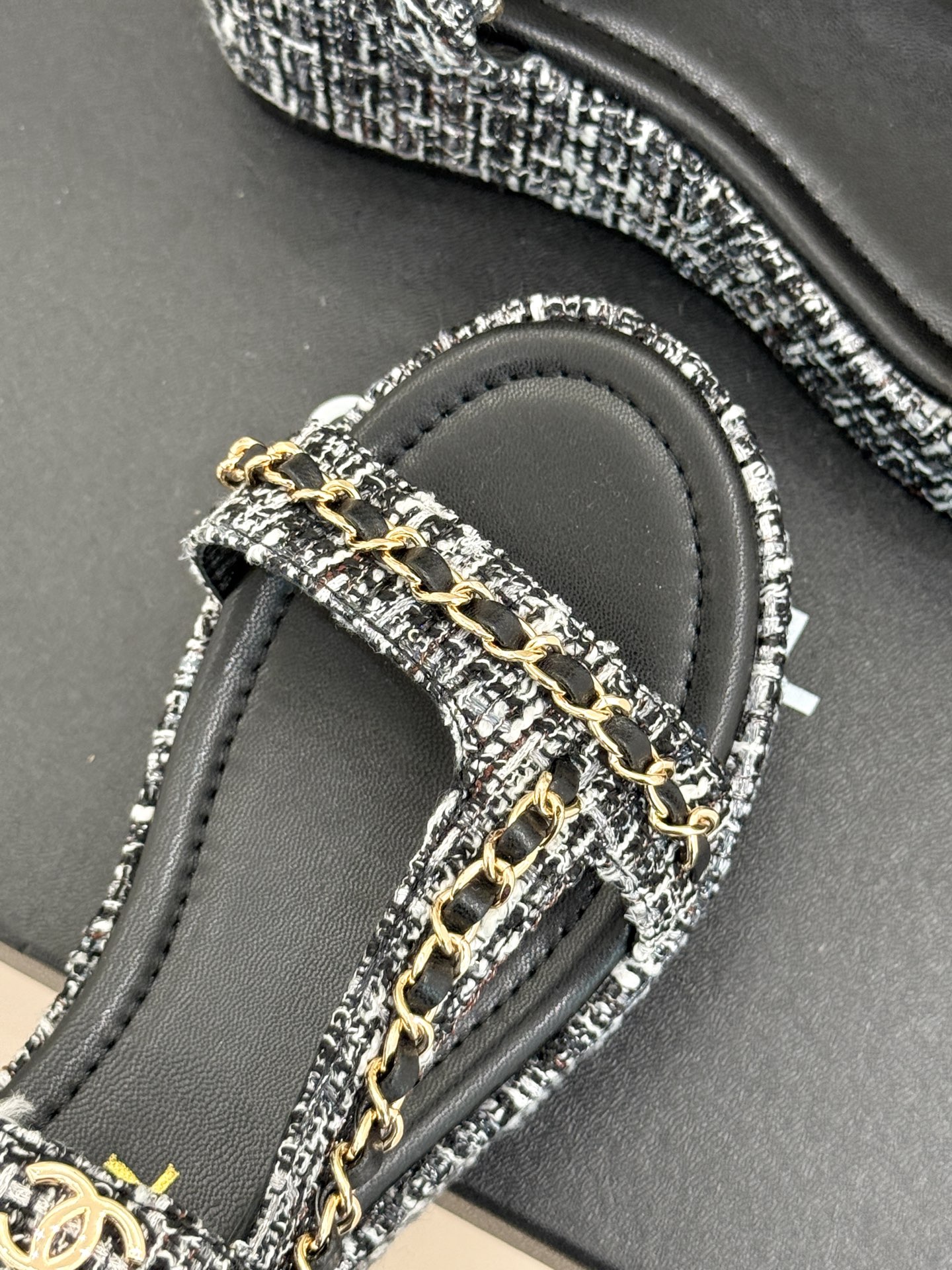 
CHANE*｜小香25c新品
菱格链条厚底松糕凉鞋
夏天一定要入的凉拖系列
可文艺可时髦 穿搭率实在太