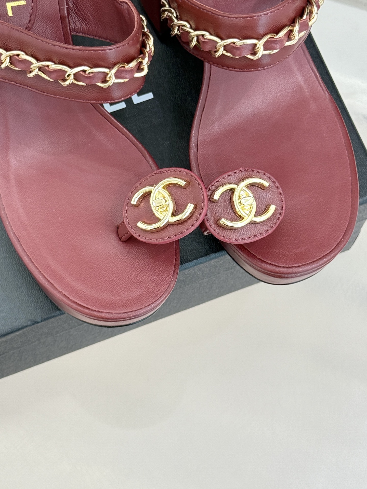 
CHANE*｜小香25。春夏新品
双C链条防水台高跟凉鞋
链条凉鞋今年的大爆款
已被它的美貌折服得随性