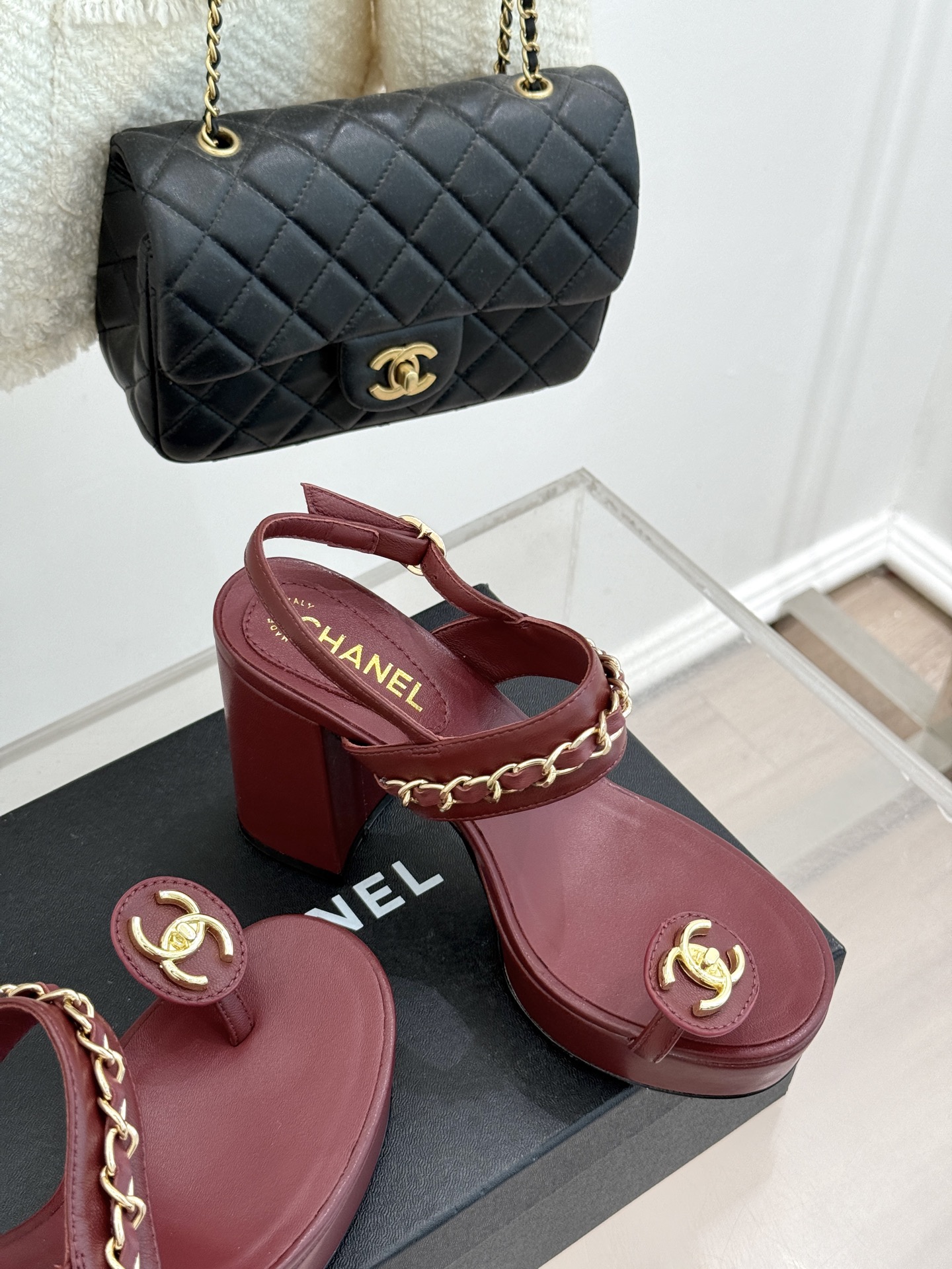 
CHANE*｜小香25。春夏新品
双C链条防水台高跟凉鞋
链条凉鞋今年的大爆款
已被它的美貌折服得随性