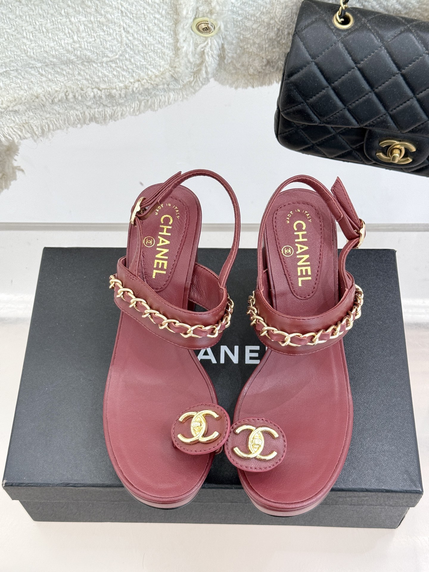 
CHANE*｜小香25。春夏新品
双C链条防水台高跟凉鞋
链条凉鞋今年的大爆款
已被它的美貌折服得随性