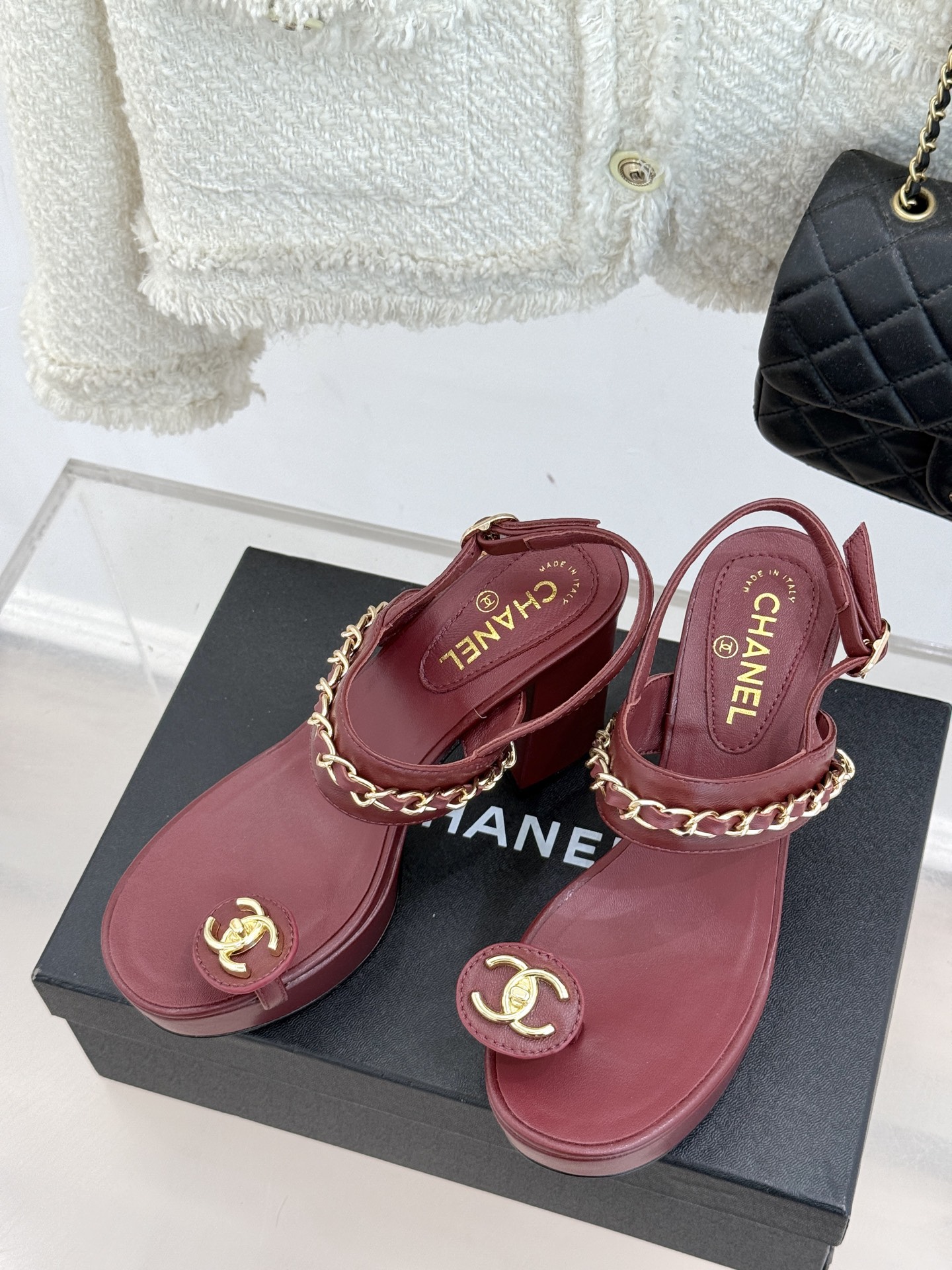 
CHANE*｜小香25。春夏新品
双C链条防水台高跟凉鞋
链条凉鞋今年的大爆款
已被它的美貌折服得随性