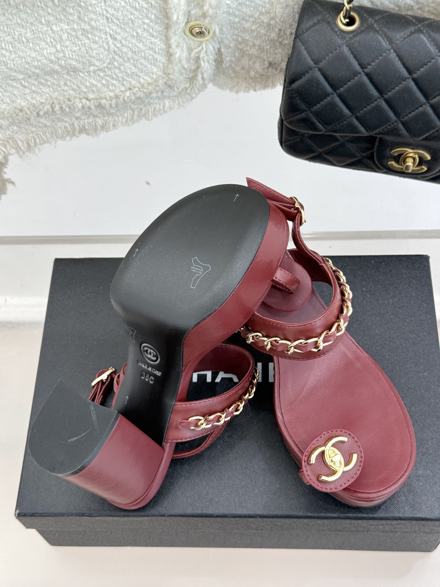 
CHANE*｜小香25。春夏新品
双C链条防水台高跟凉鞋
链条凉鞋今年的大爆款
已被它的美貌折服得随性