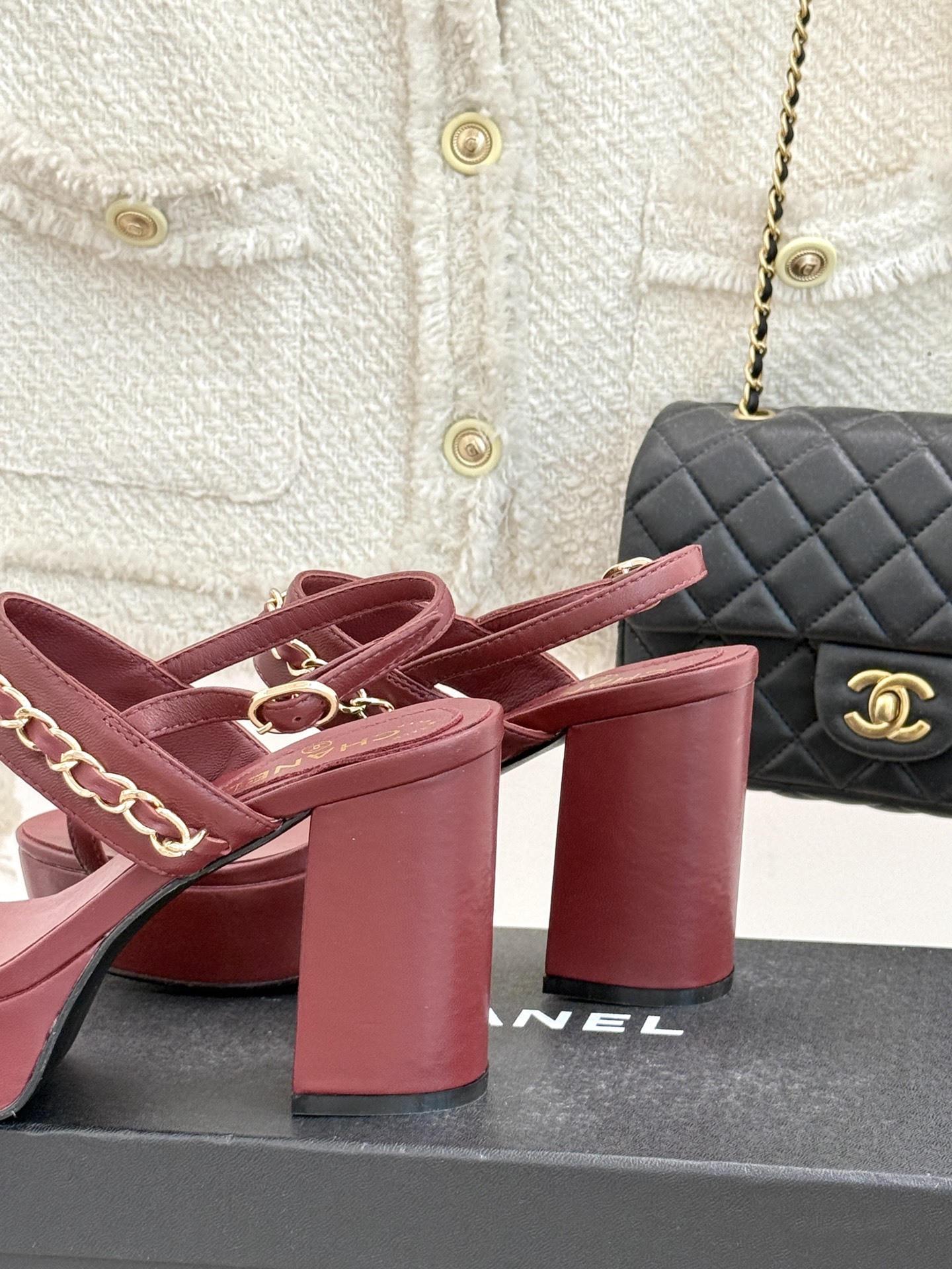 
CHANE*｜小香25。春夏新品
双C链条防水台高跟凉鞋
链条凉鞋今年的大爆款
已被它的美貌折服得随性