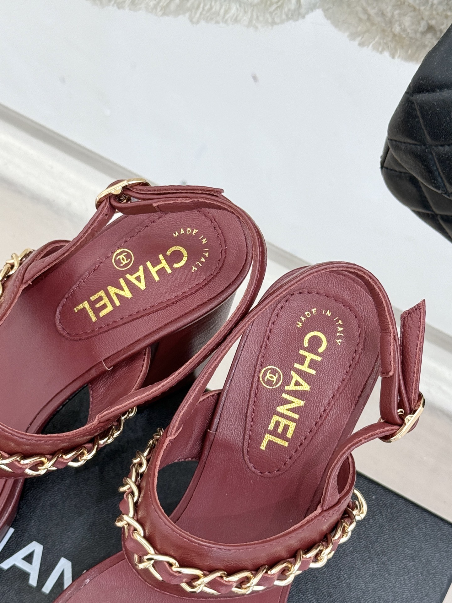 
CHANE*｜小香25。春夏新品
双C链条防水台高跟凉鞋
链条凉鞋今年的大爆款
已被它的美貌折服得随性