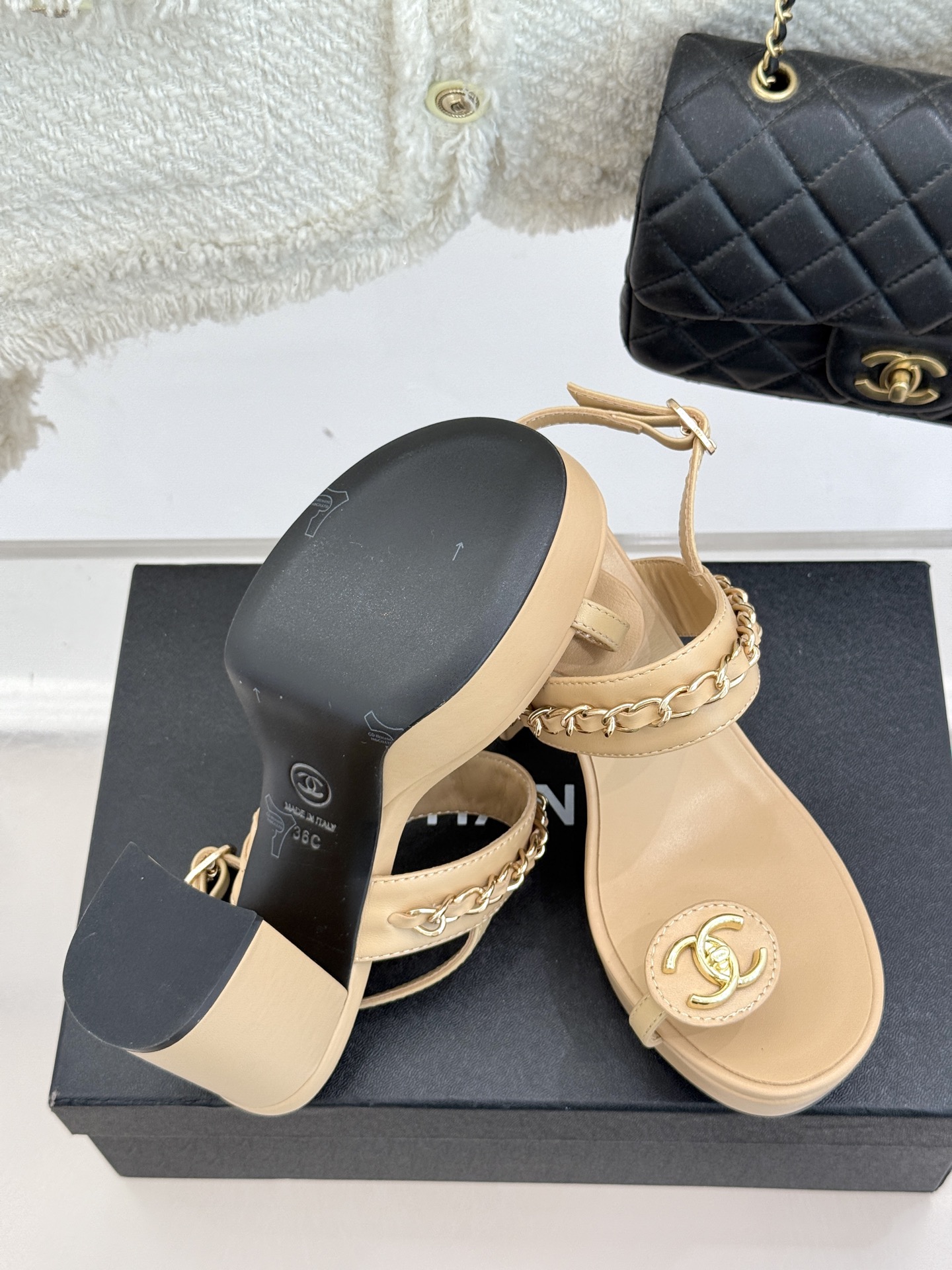 
CHANE*｜小香25。春夏新品
双C链条防水台高跟凉鞋
链条凉鞋今年的大爆款
已被它的美貌折服得随性