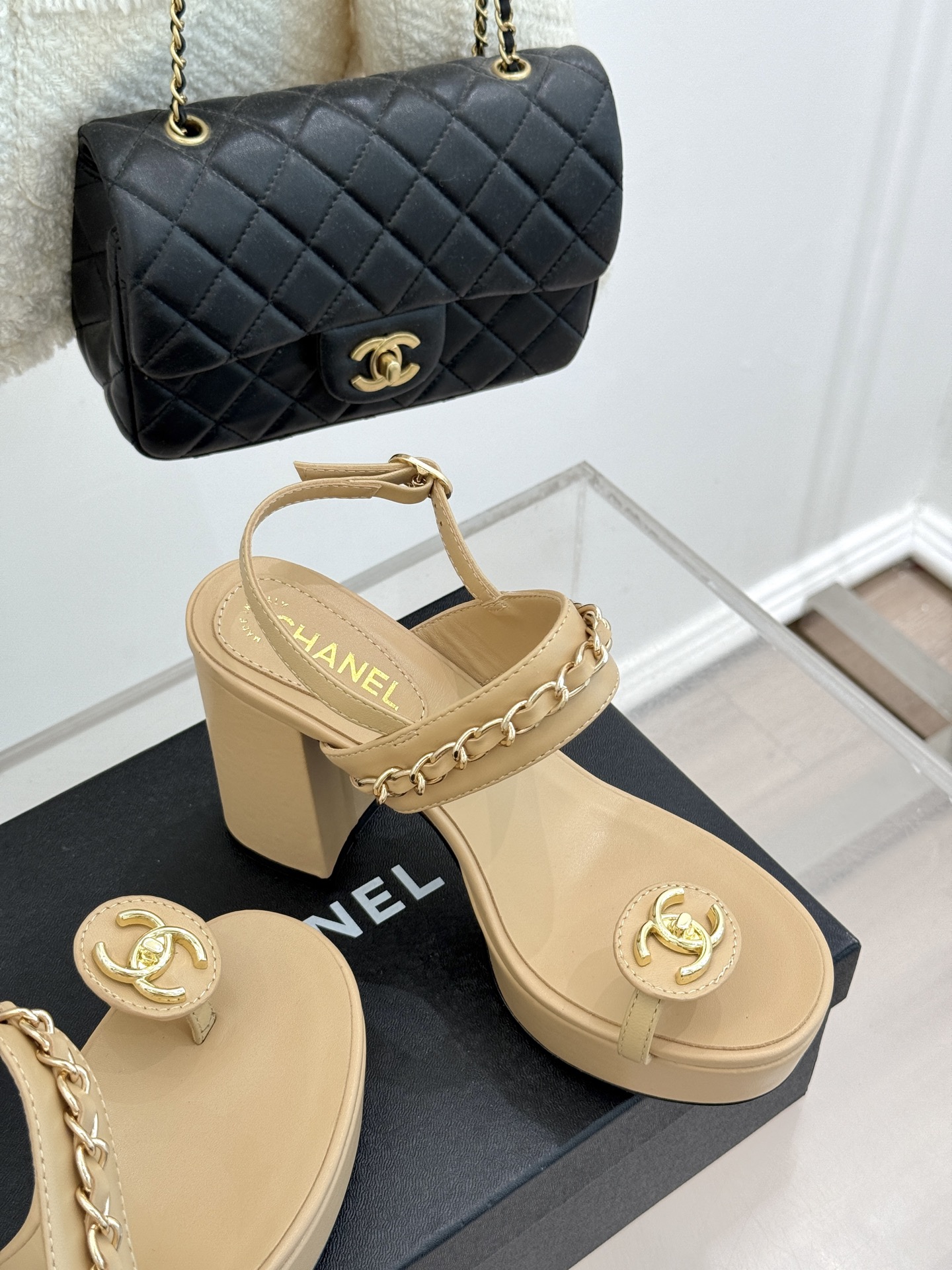 
CHANE*｜小香25。春夏新品
双C链条防水台高跟凉鞋
链条凉鞋今年的大爆款
已被它的美貌折服得随性