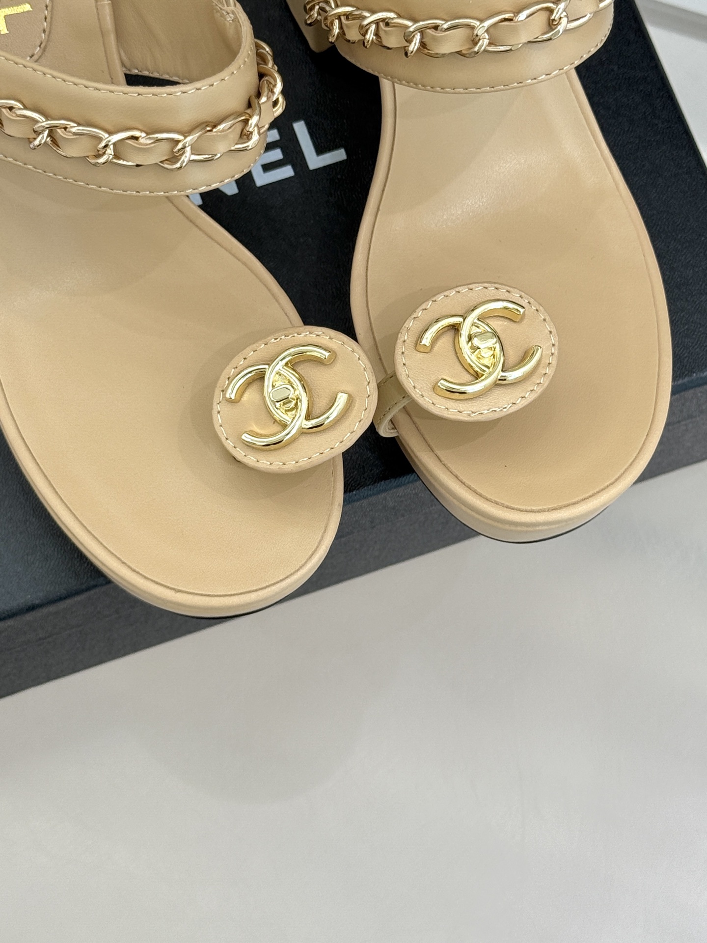 
CHANE*｜小香25。春夏新品
双C链条防水台高跟凉鞋
链条凉鞋今年的大爆款
已被它的美貌折服得随性