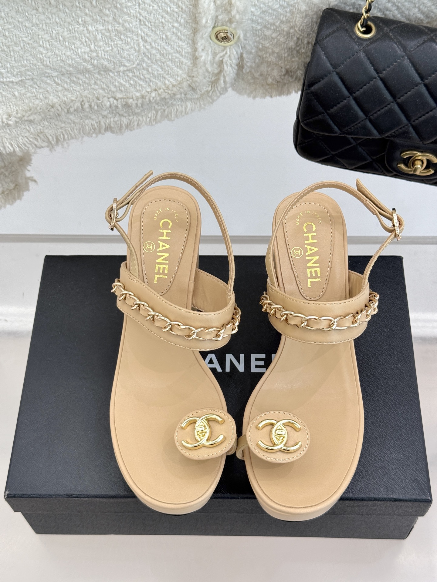 
CHANE*｜小香25。春夏新品
双C链条防水台高跟凉鞋
链条凉鞋今年的大爆款
已被它的美貌折服得随性