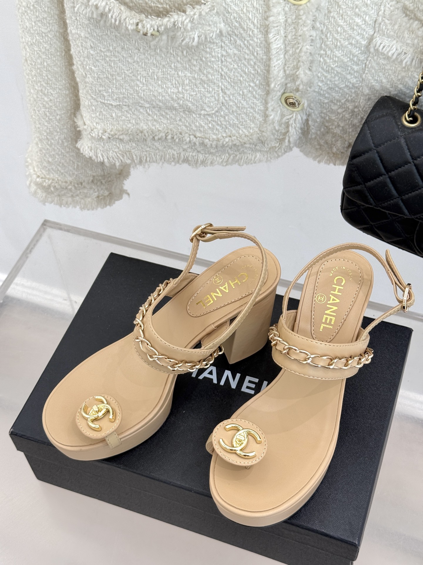 
CHANE*｜小香25。春夏新品
双C链条防水台高跟凉鞋
链条凉鞋今年的大爆款
已被它的美貌折服得随性