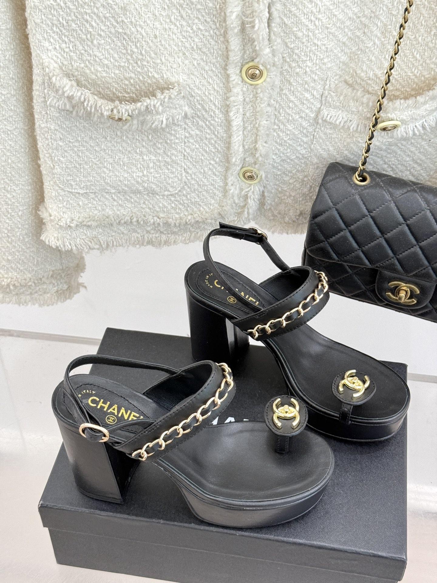 
CHANE*｜小香25。春夏新品
双C链条防水台高跟凉鞋
链条凉鞋今年的大爆款
已被它的美貌折服得随性
