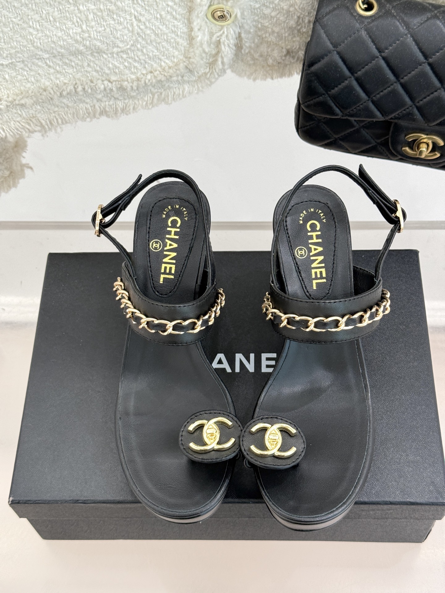 
CHANE*｜小香25。春夏新品
双C链条防水台高跟凉鞋
链条凉鞋今年的大爆款
已被它的美貌折服得随性
