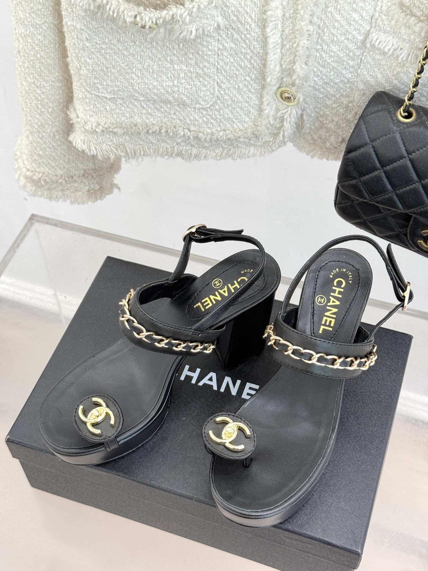 
CHANE*｜小香25。春夏新品
双C链条防水台高跟凉鞋
链条凉鞋今年的大爆款
已被它的美貌折服得随性