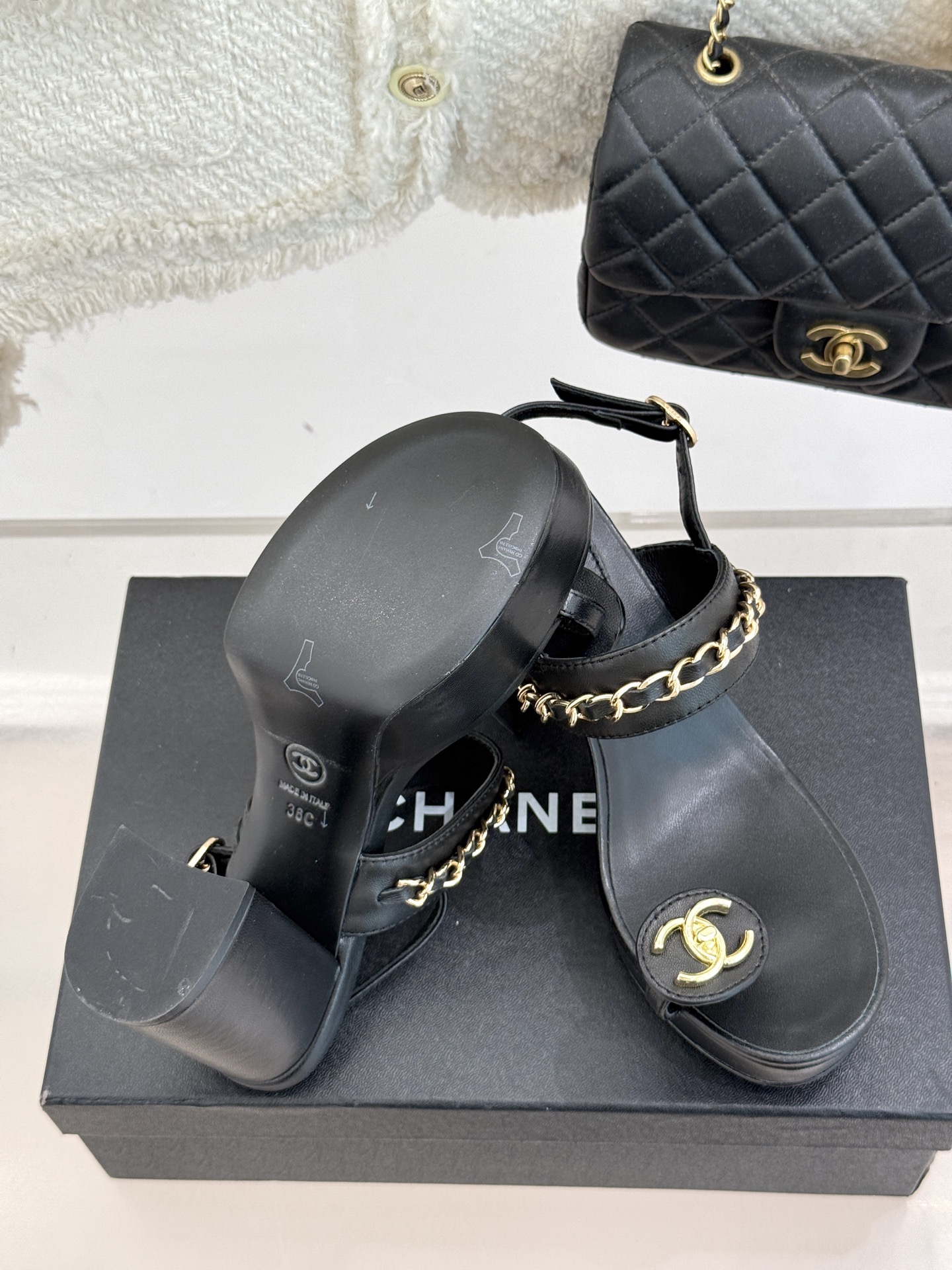 
CHANE*｜小香25。春夏新品
双C链条防水台高跟凉鞋
链条凉鞋今年的大爆款
已被它的美貌折服得随性
