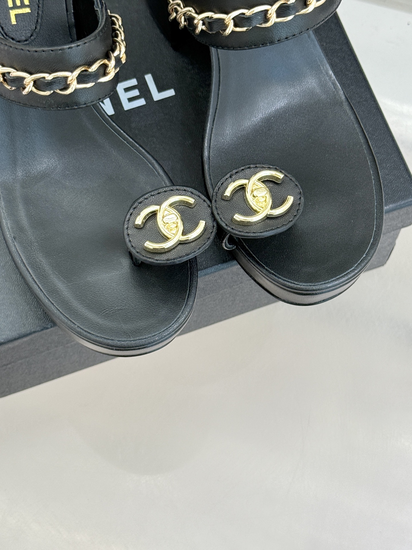 
CHANE*｜小香25。春夏新品
双C链条防水台高跟凉鞋
链条凉鞋今年的大爆款
已被它的美貌折服得随性