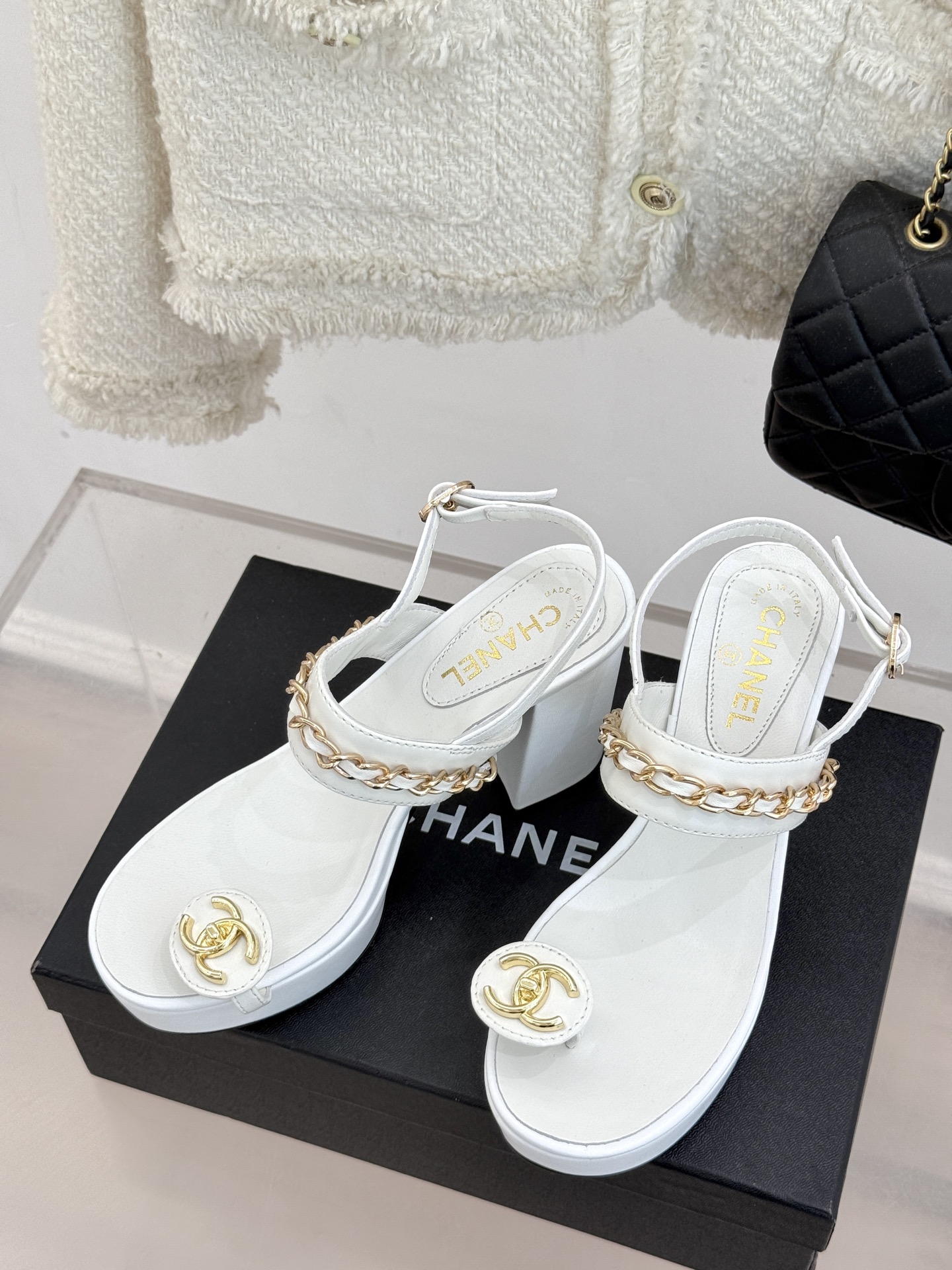 
CHANE*｜小香25。春夏新品
双C链条防水台高跟凉鞋
链条凉鞋今年的大爆款
已被它的美貌折服得随性