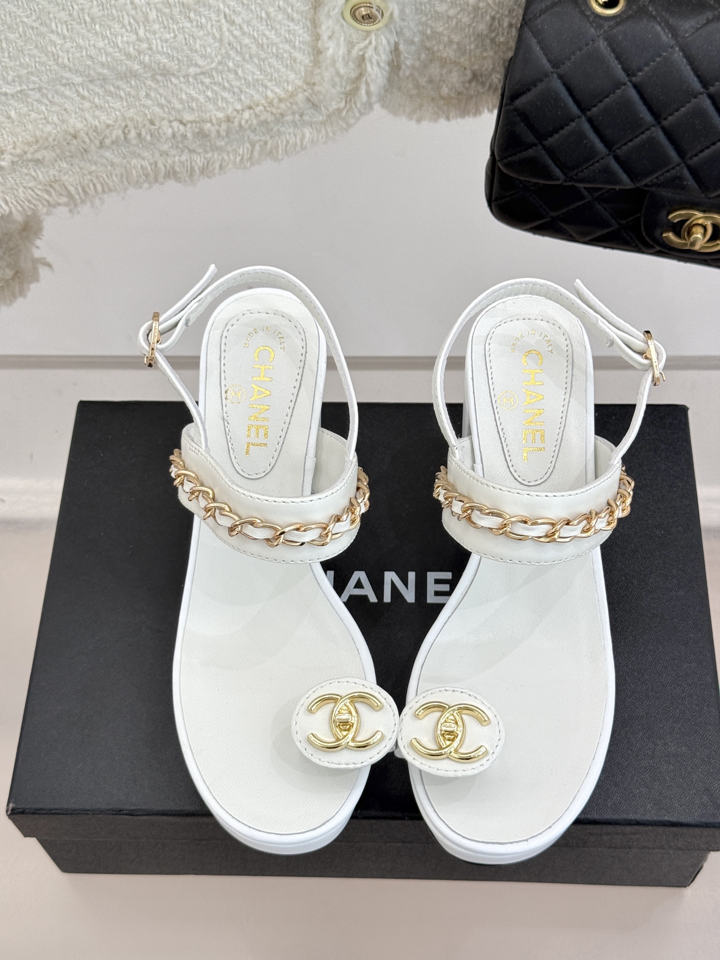 
CHANE*｜小香25。春夏新品
双C链条防水台高跟凉鞋
链条凉鞋今年的大爆款
已被它的美貌折服得随性