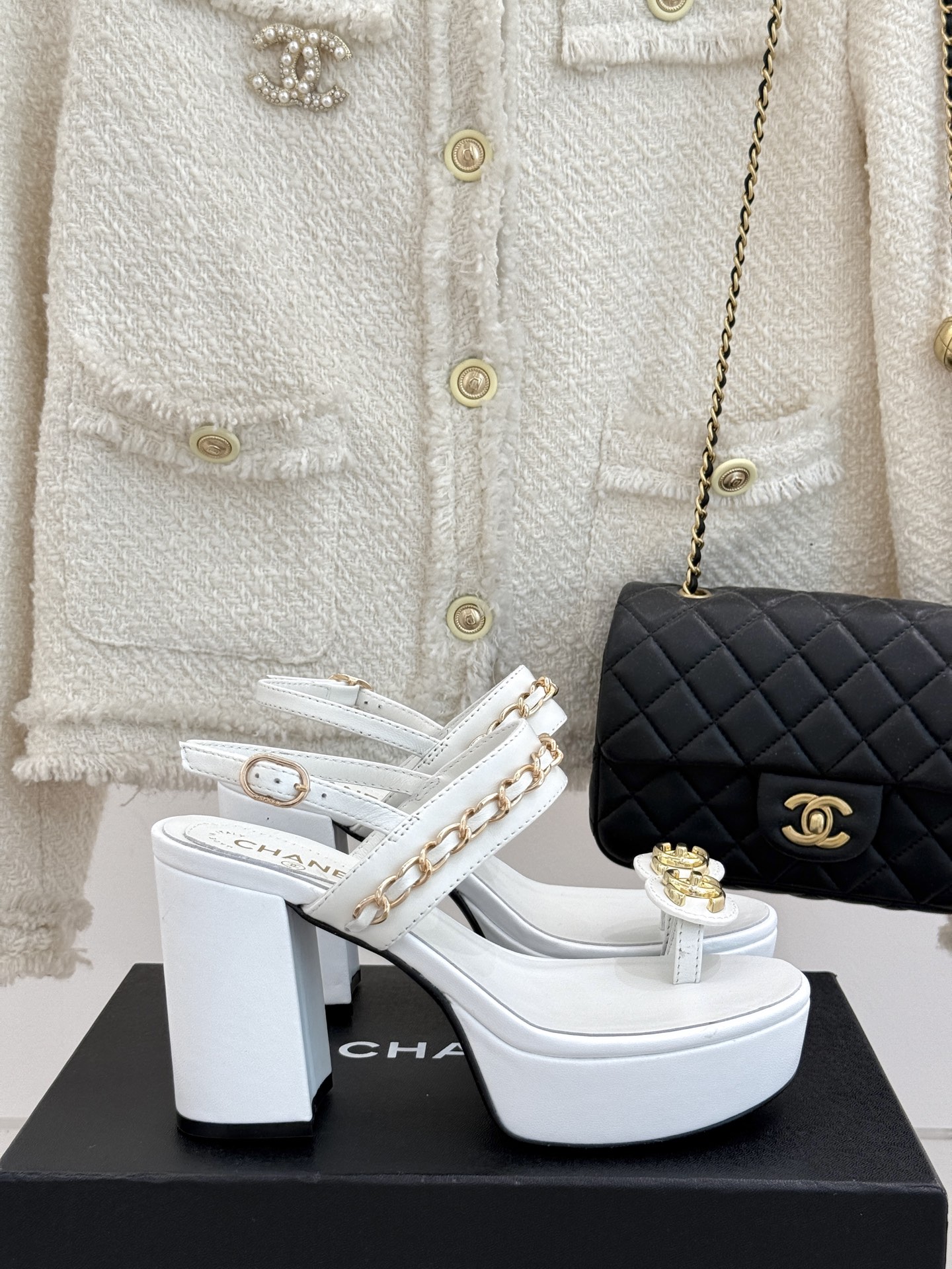 
CHANE*｜小香25。春夏新品
双C链条防水台高跟凉鞋
链条凉鞋今年的大爆款
已被它的美貌折服得随性