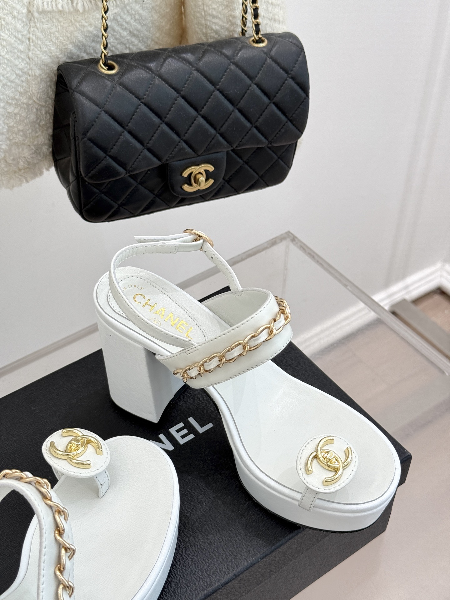 
CHANE*｜小香25。春夏新品
双C链条防水台高跟凉鞋
链条凉鞋今年的大爆款
已被它的美貌折服得随性