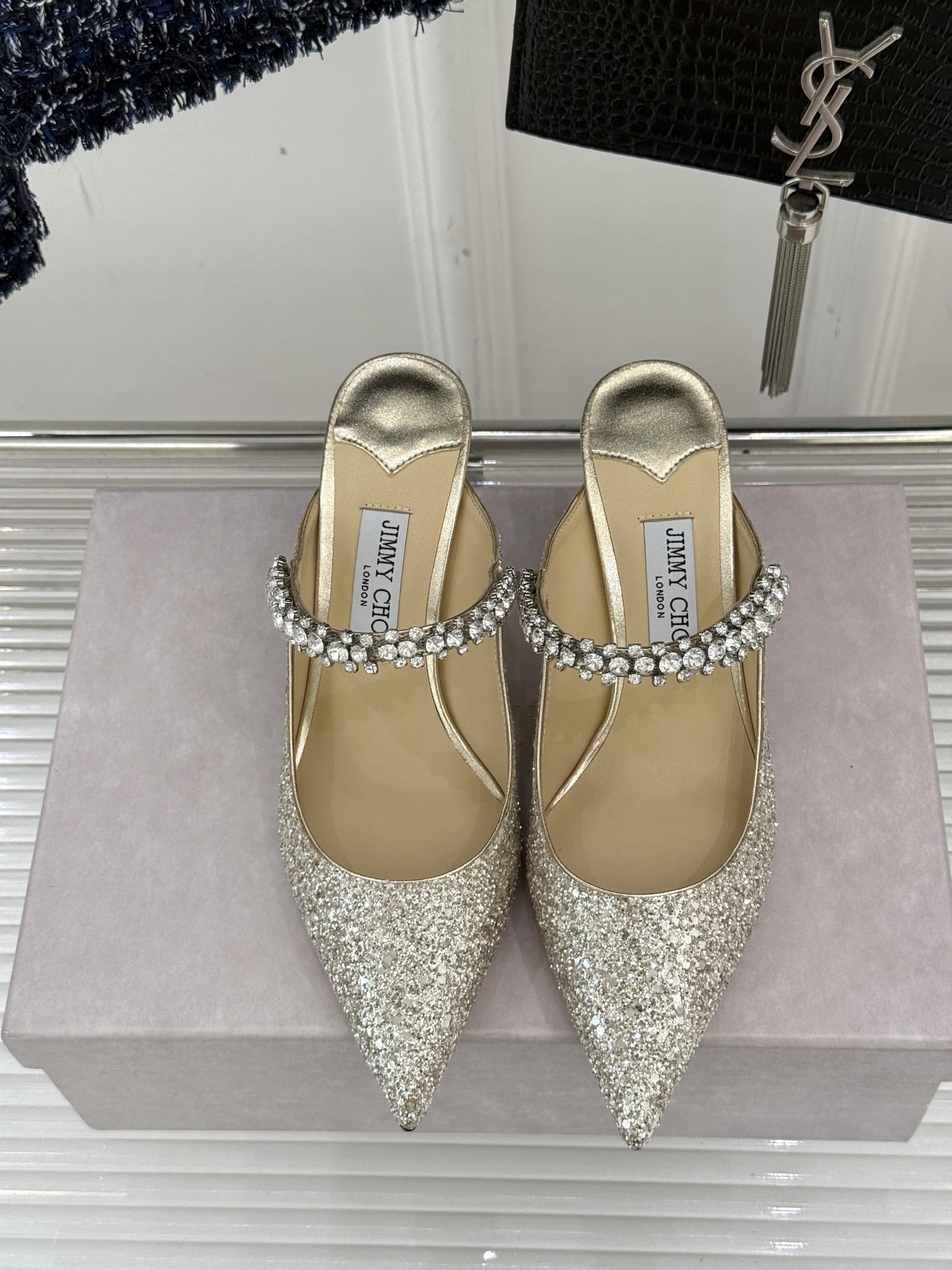 
Jimmy Choo/吉米周经典钻石链条
亮片尖头高跟拖鞋
超绝的水晶鞋 美到移不开视线
鞋型做的非常