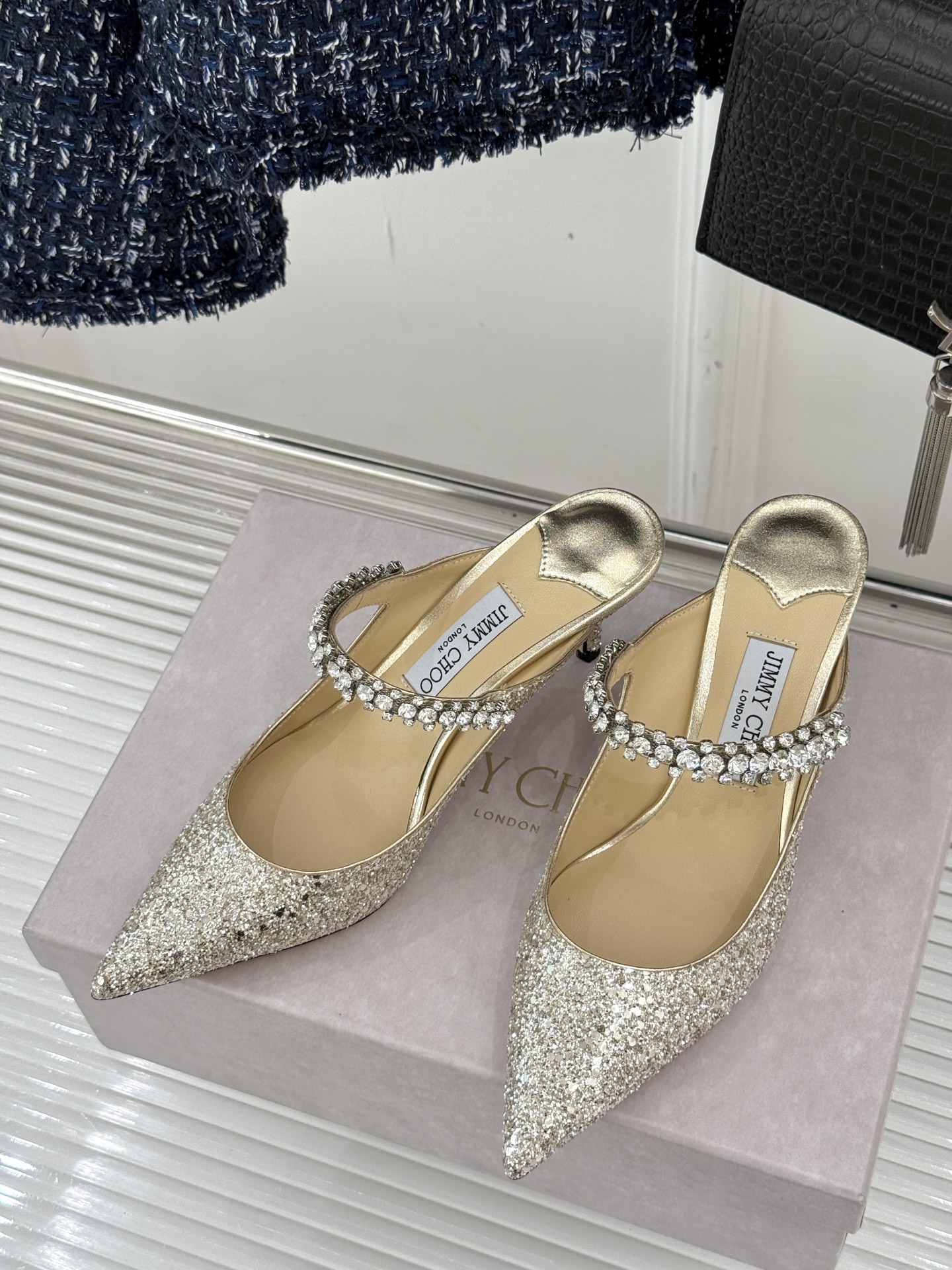 
Jimmy Choo/吉米周经典钻石链条
亮片尖头高跟拖鞋
超绝的水晶鞋 美到移不开视线
鞋型做的非常