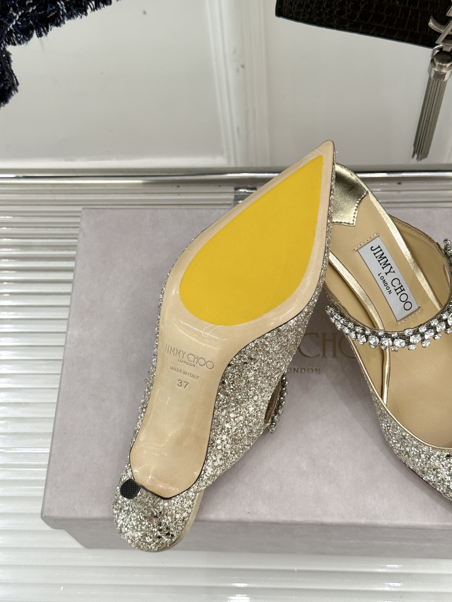 
Jimmy Choo/吉米周经典钻石链条
亮片尖头高跟拖鞋
超绝的水晶鞋 美到移不开视线
鞋型做的非常