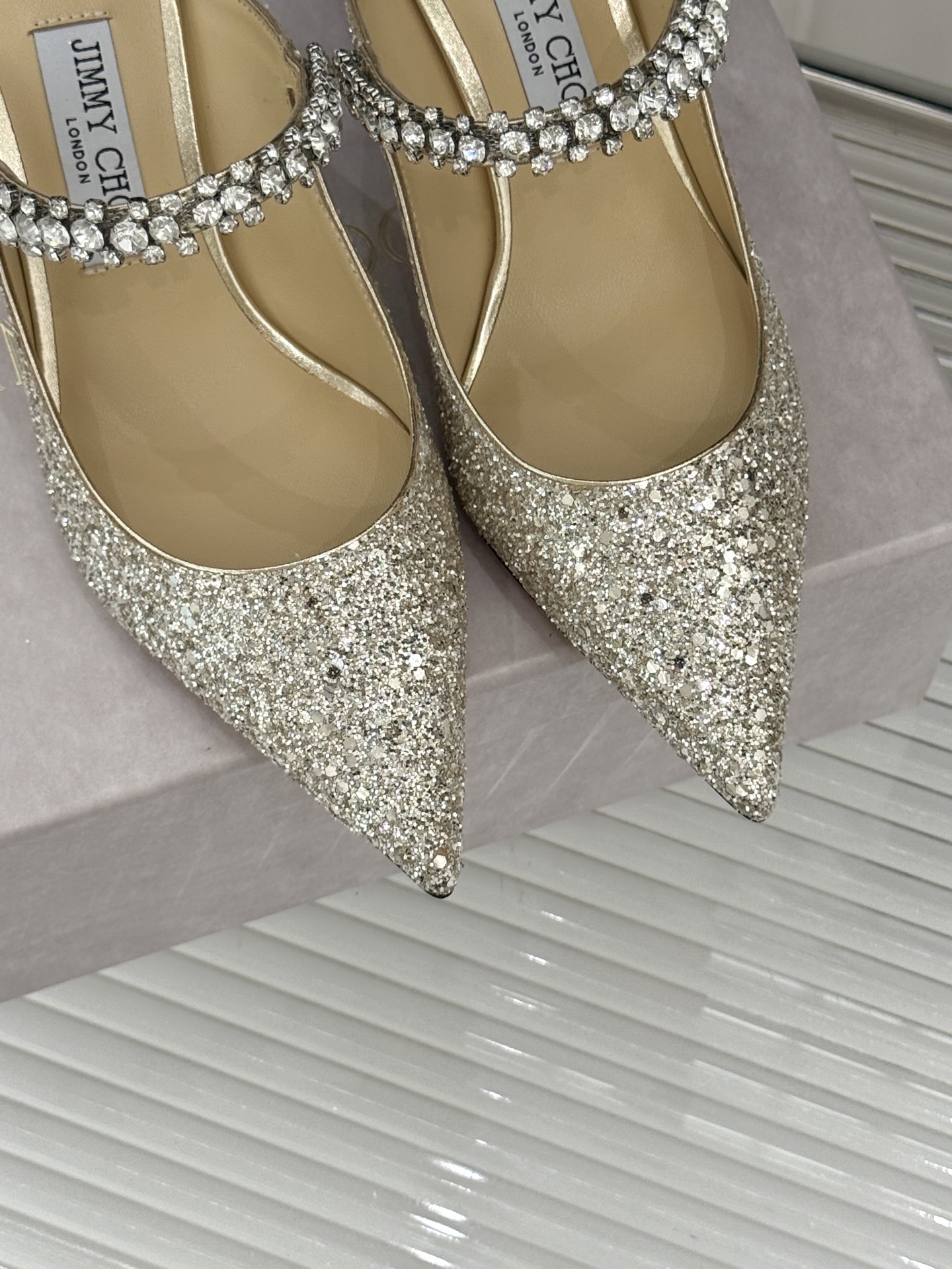 
Jimmy Choo/吉米周经典钻石链条
亮片尖头高跟拖鞋
超绝的水晶鞋 美到移不开视线
鞋型做的非常