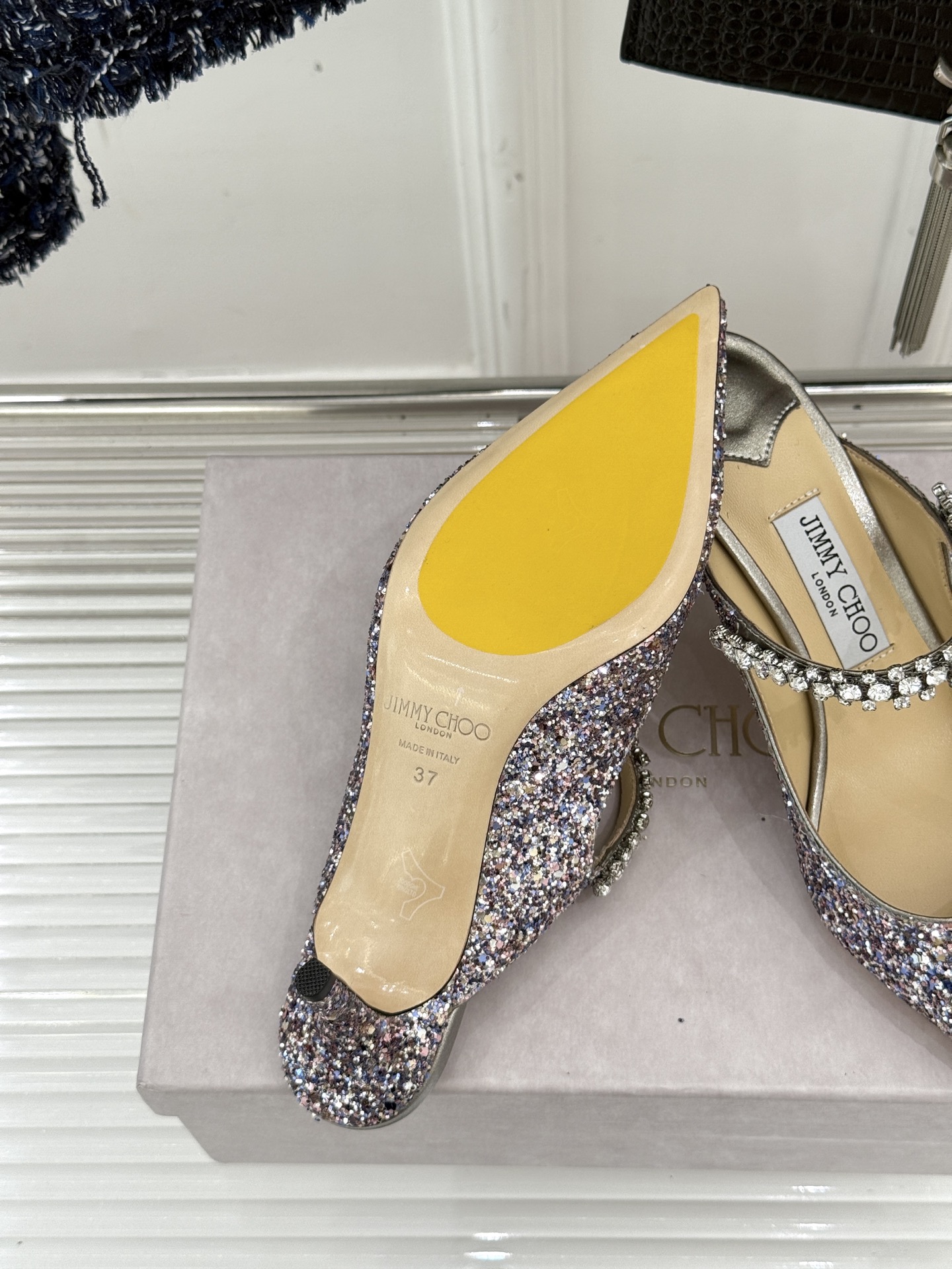 
Jimmy Choo/吉米周经典钻石链条
亮片尖头高跟拖鞋
超绝的水晶鞋 美到移不开视线
鞋型做的非常